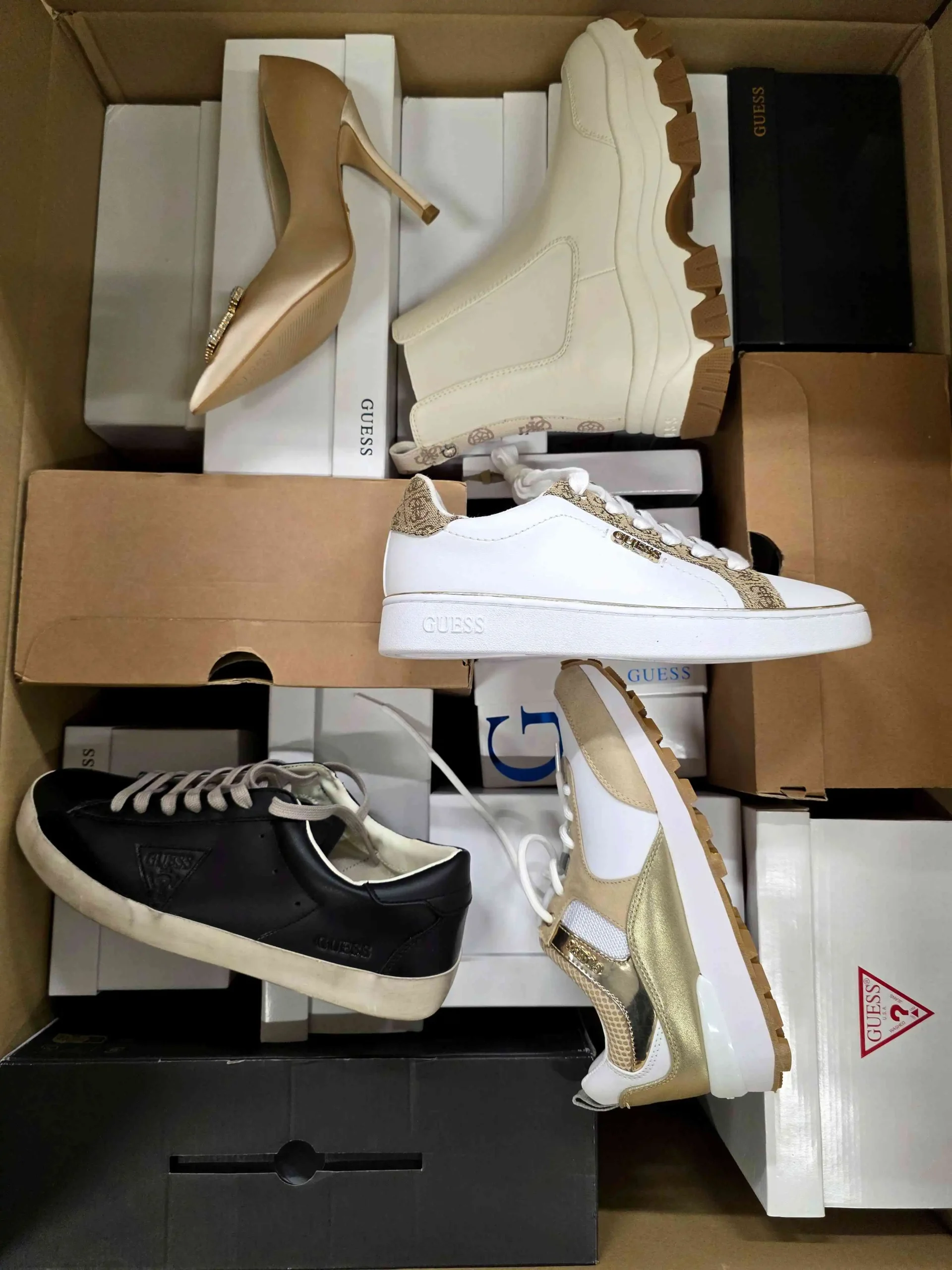 The photo shows a package with footwear in the category BS.