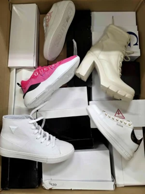 The photo shows a package with footwear in the category BS.