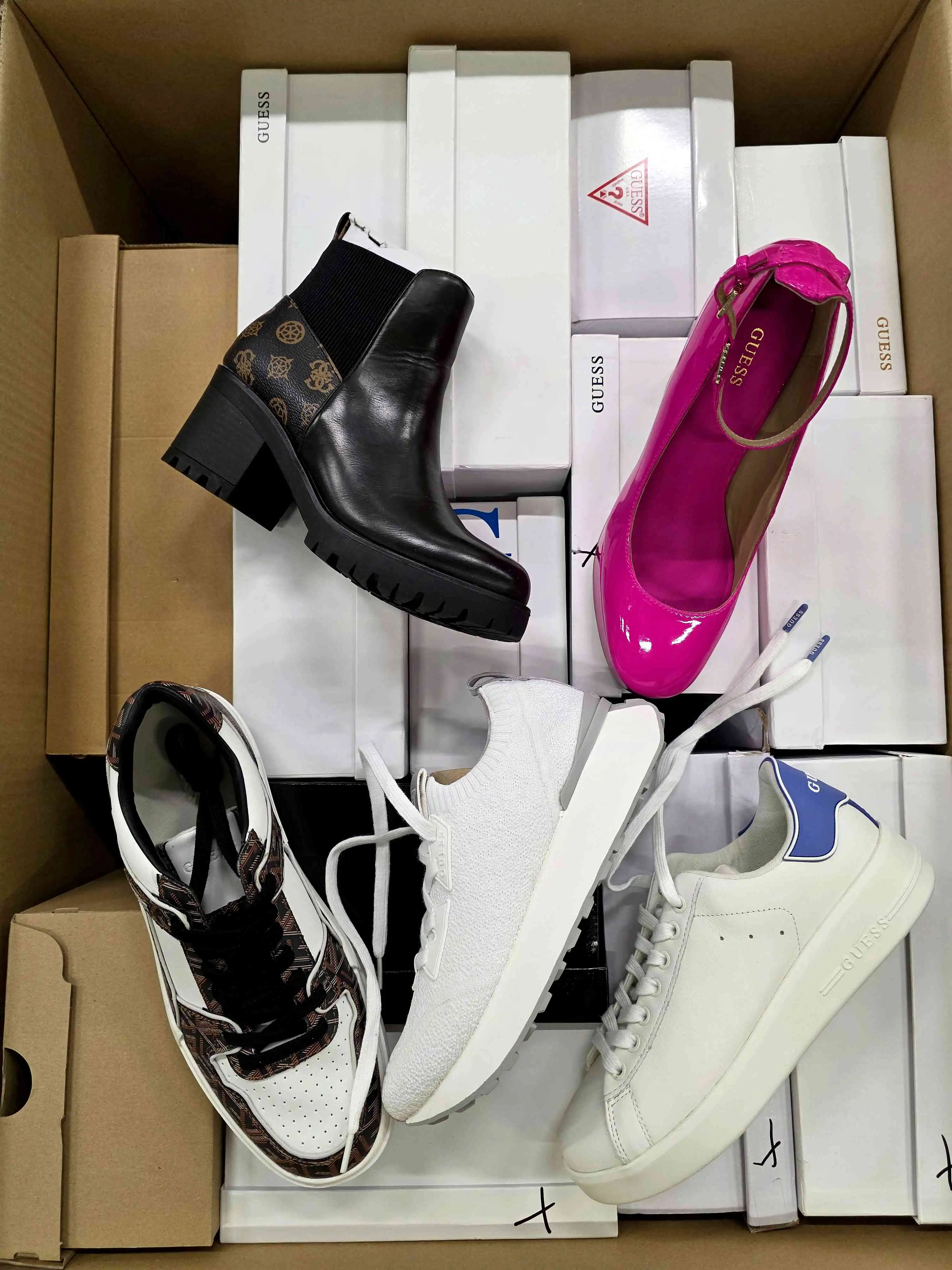 The photo shows a package with footwear in the category BS.