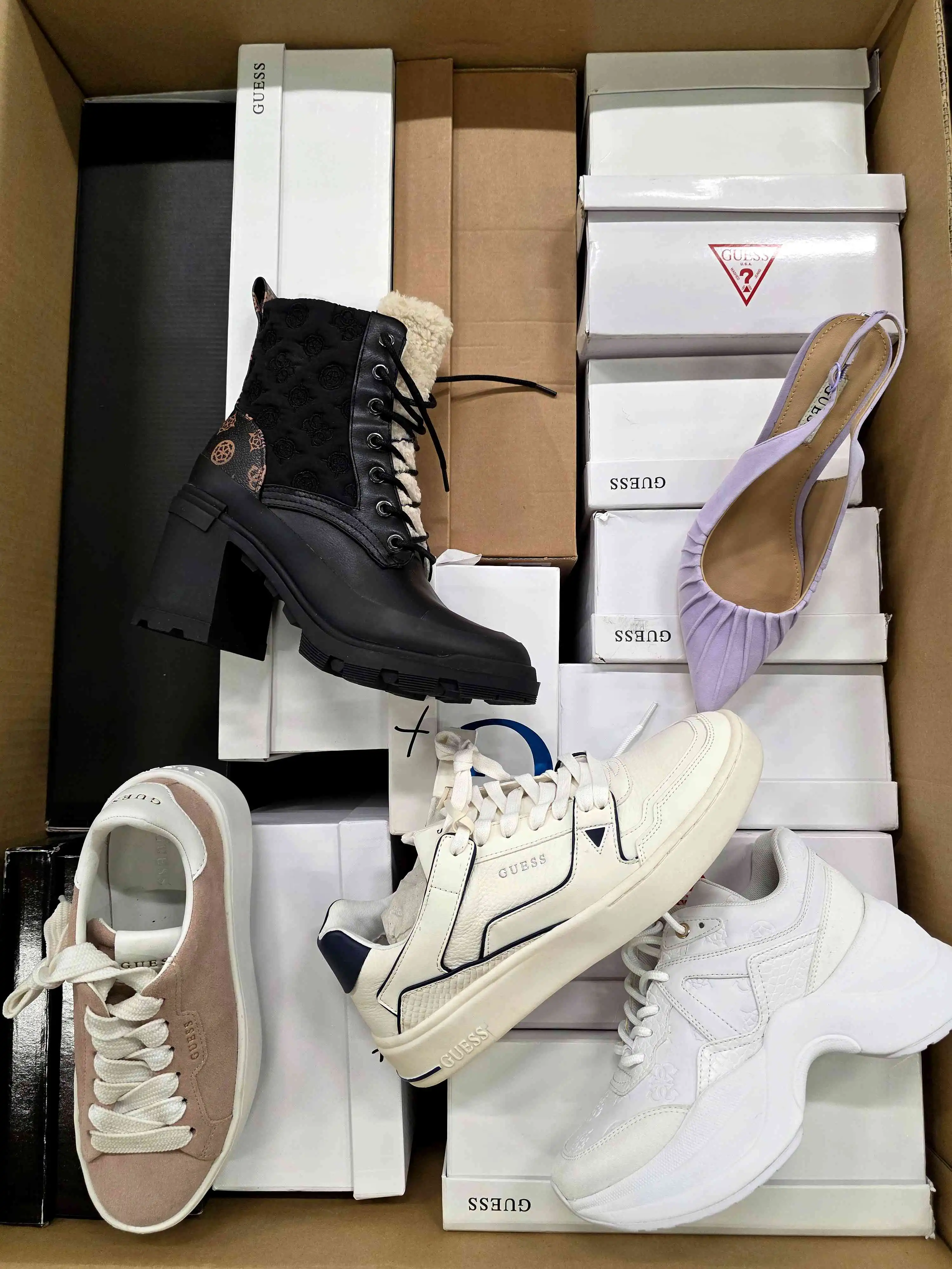 The photo shows a package with footwear in the category BS.