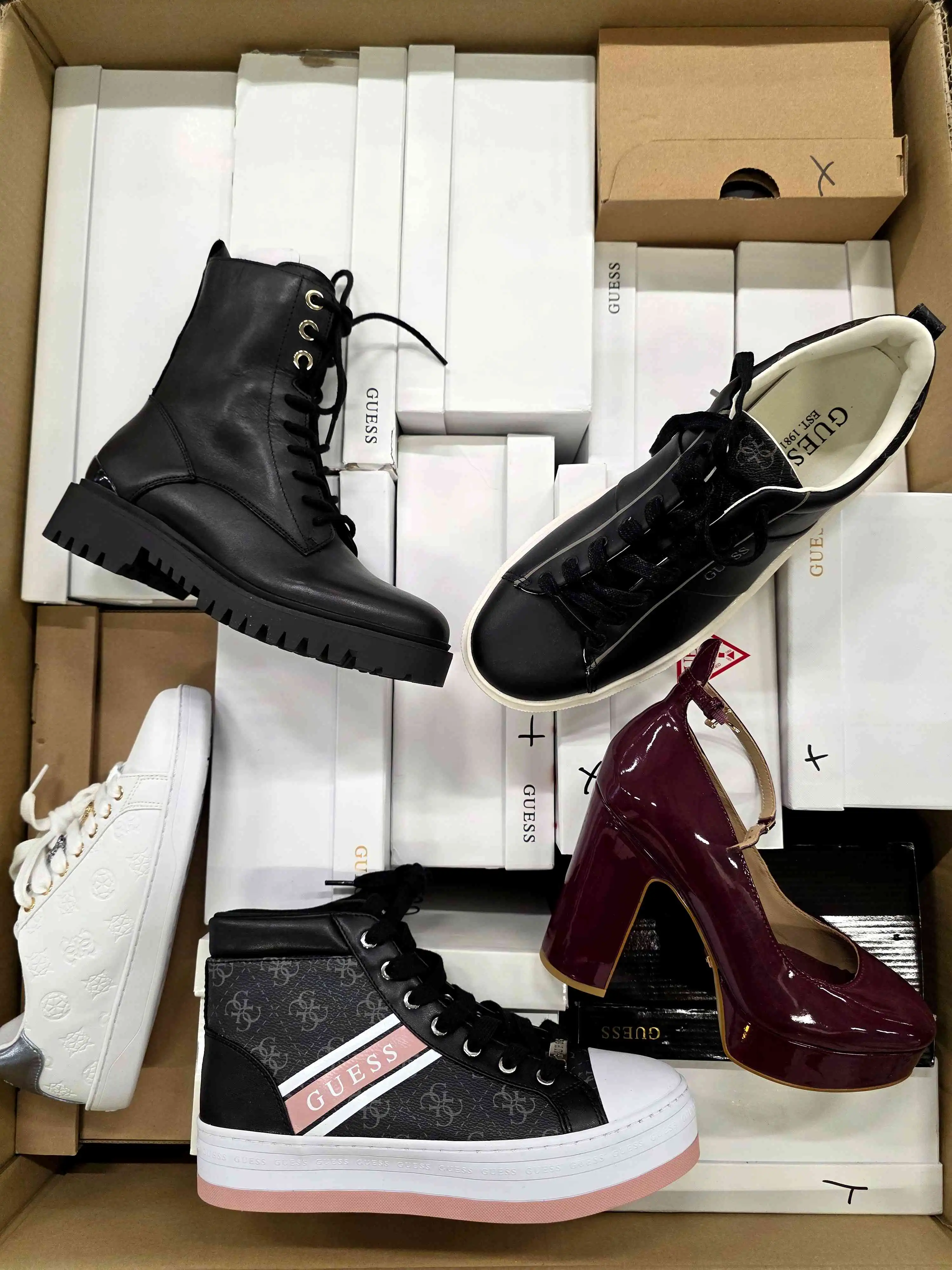 The photo shows a package with footwear in the category BS.