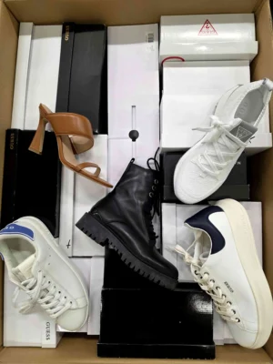 The photo shows a package with footwear in the category BS.