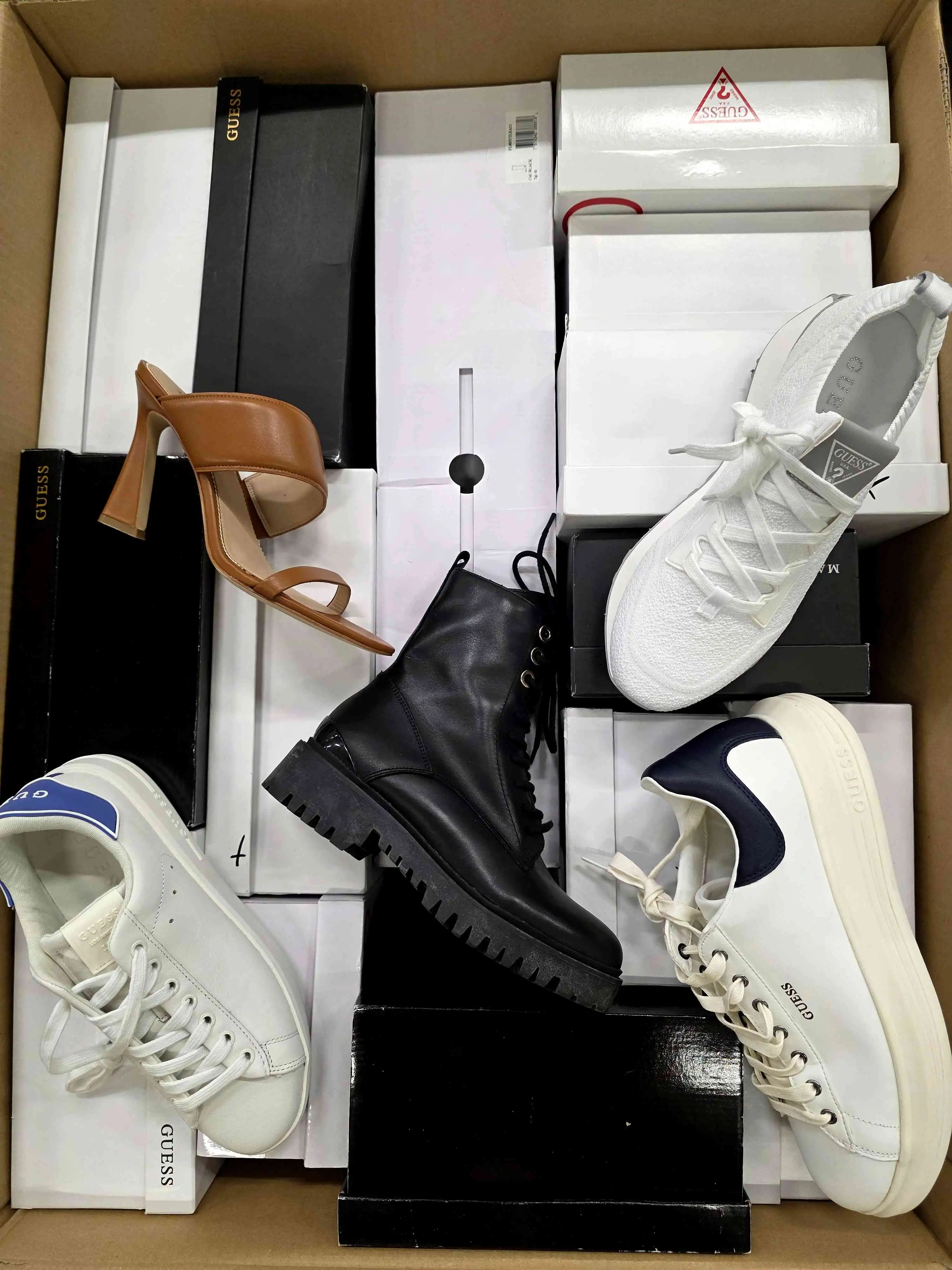 The photo shows a package with footwear in the category BS.