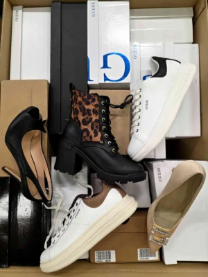 The photo shows a package with footwear in the category BS.