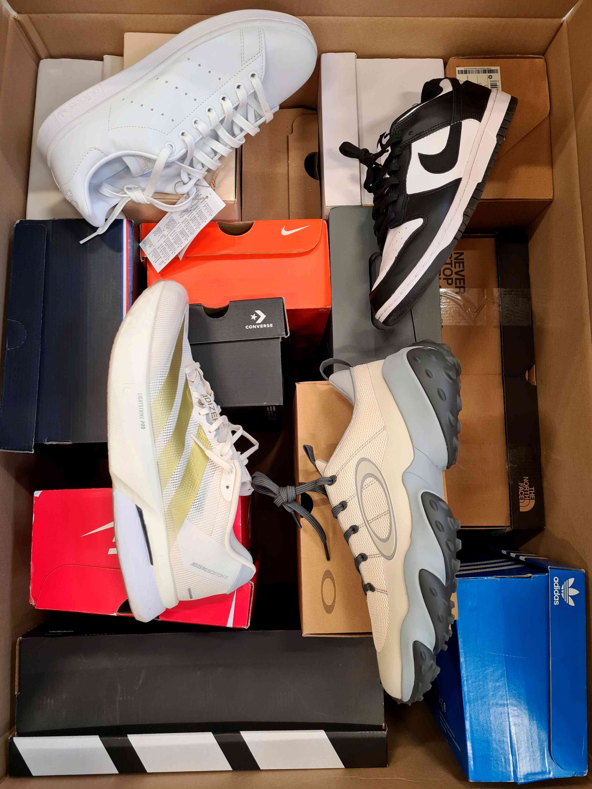 The photo shows a package with footwear in the category CS.