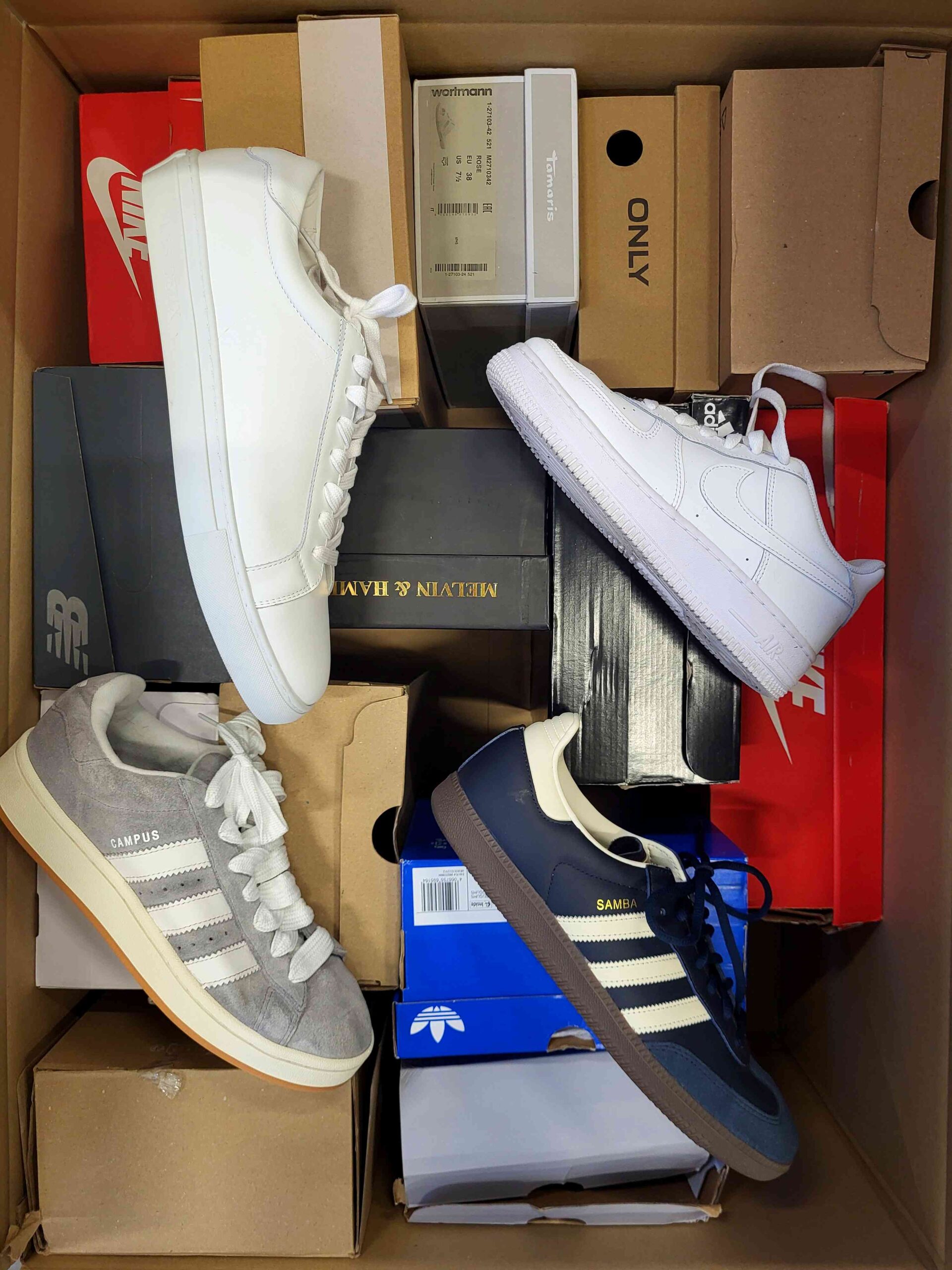 The photo shows a package with footwear in the category CS.
