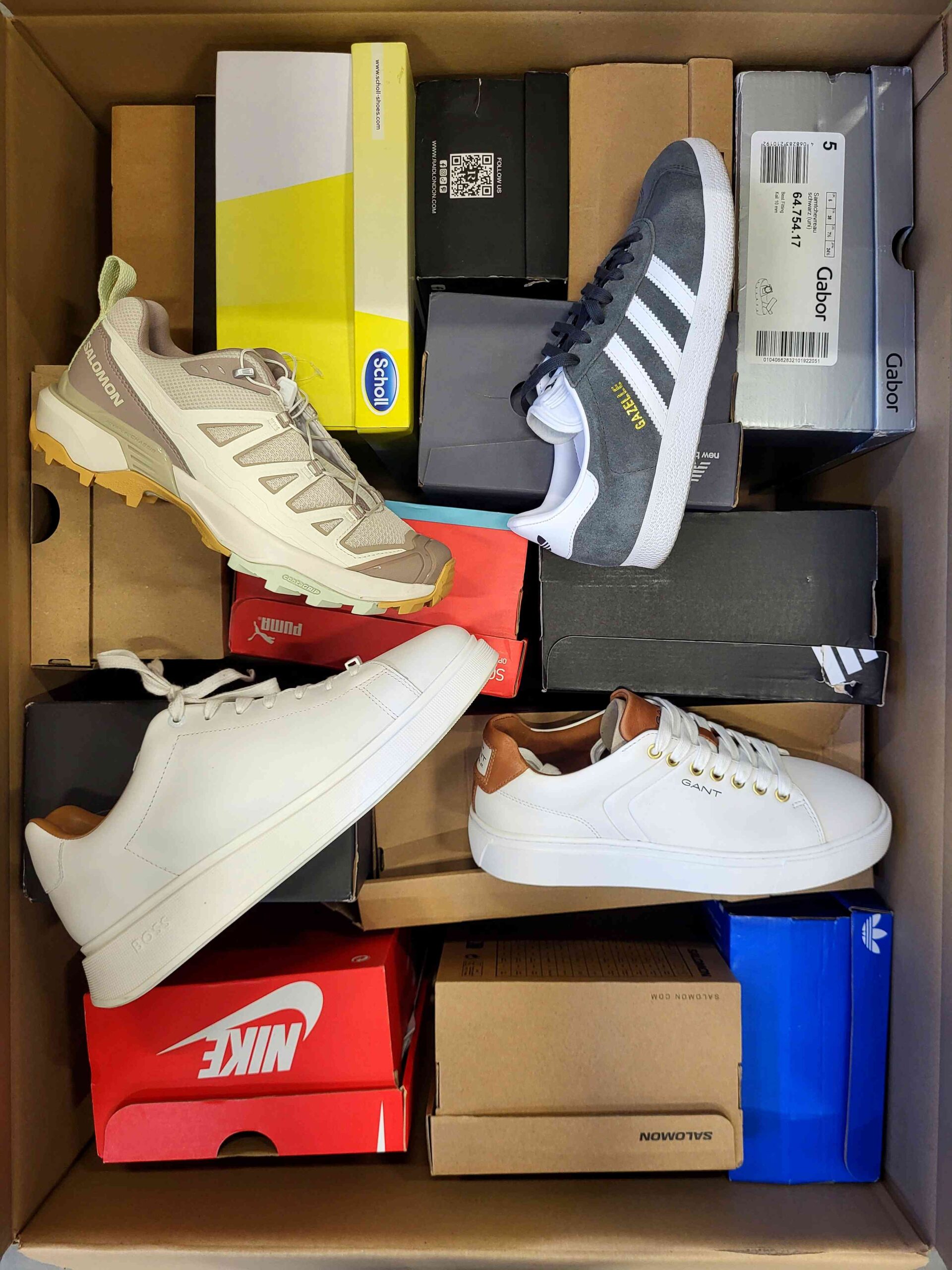 The photo shows a package with footwear in the category CS.