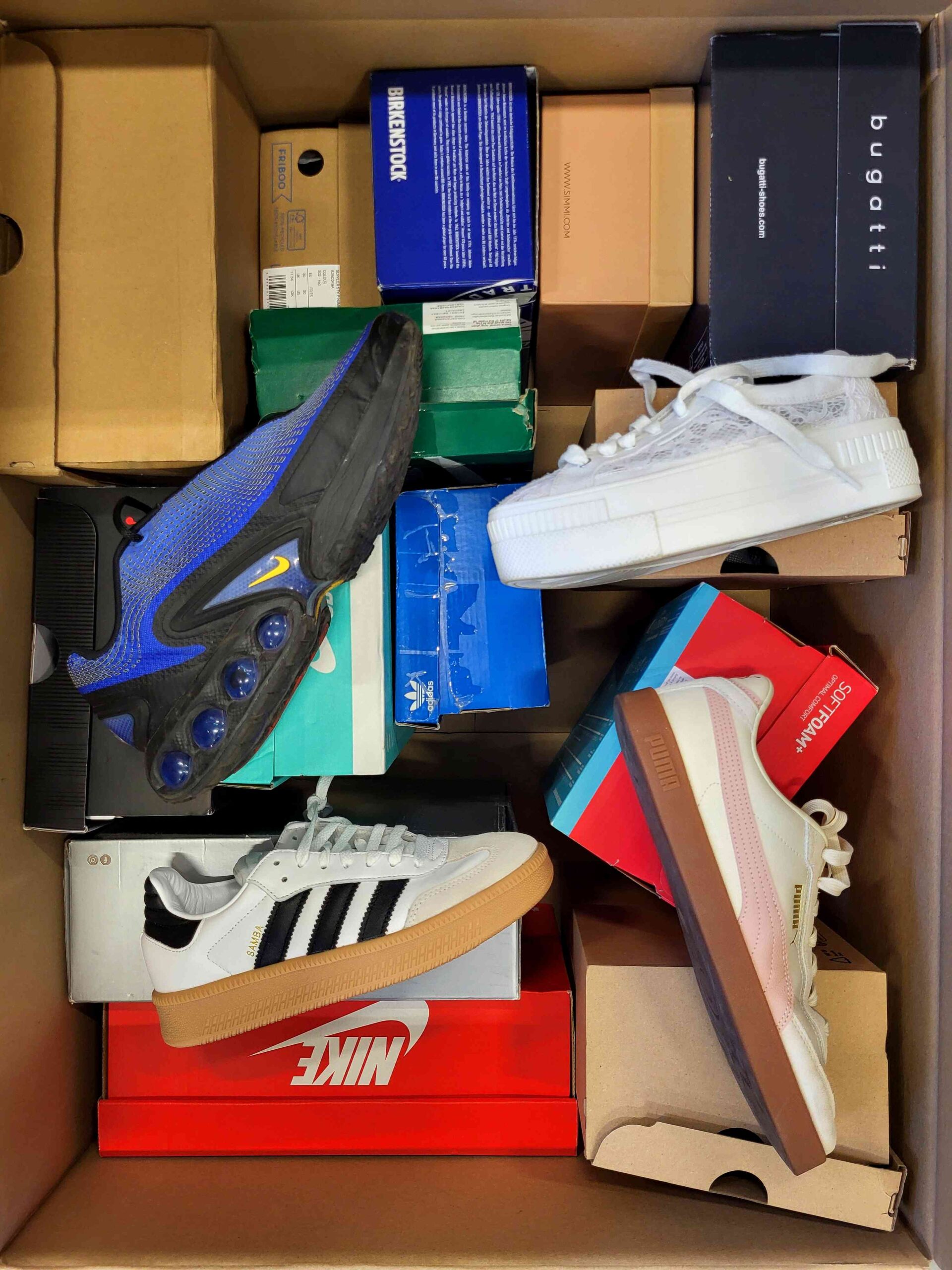 The photo shows a package with footwear in the category CS.