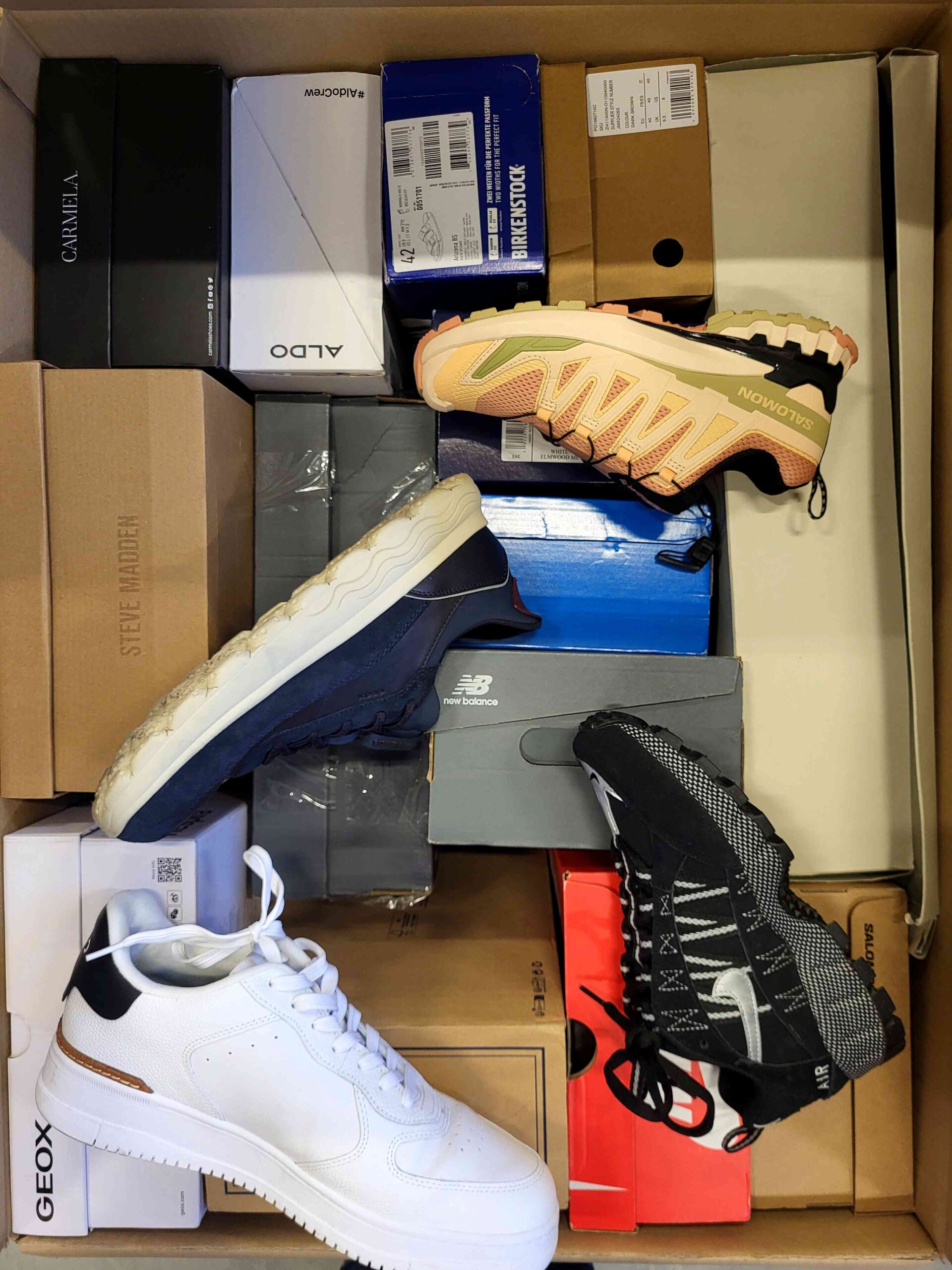 CS3447 3 The photo shows a package with footwear in the category CS.