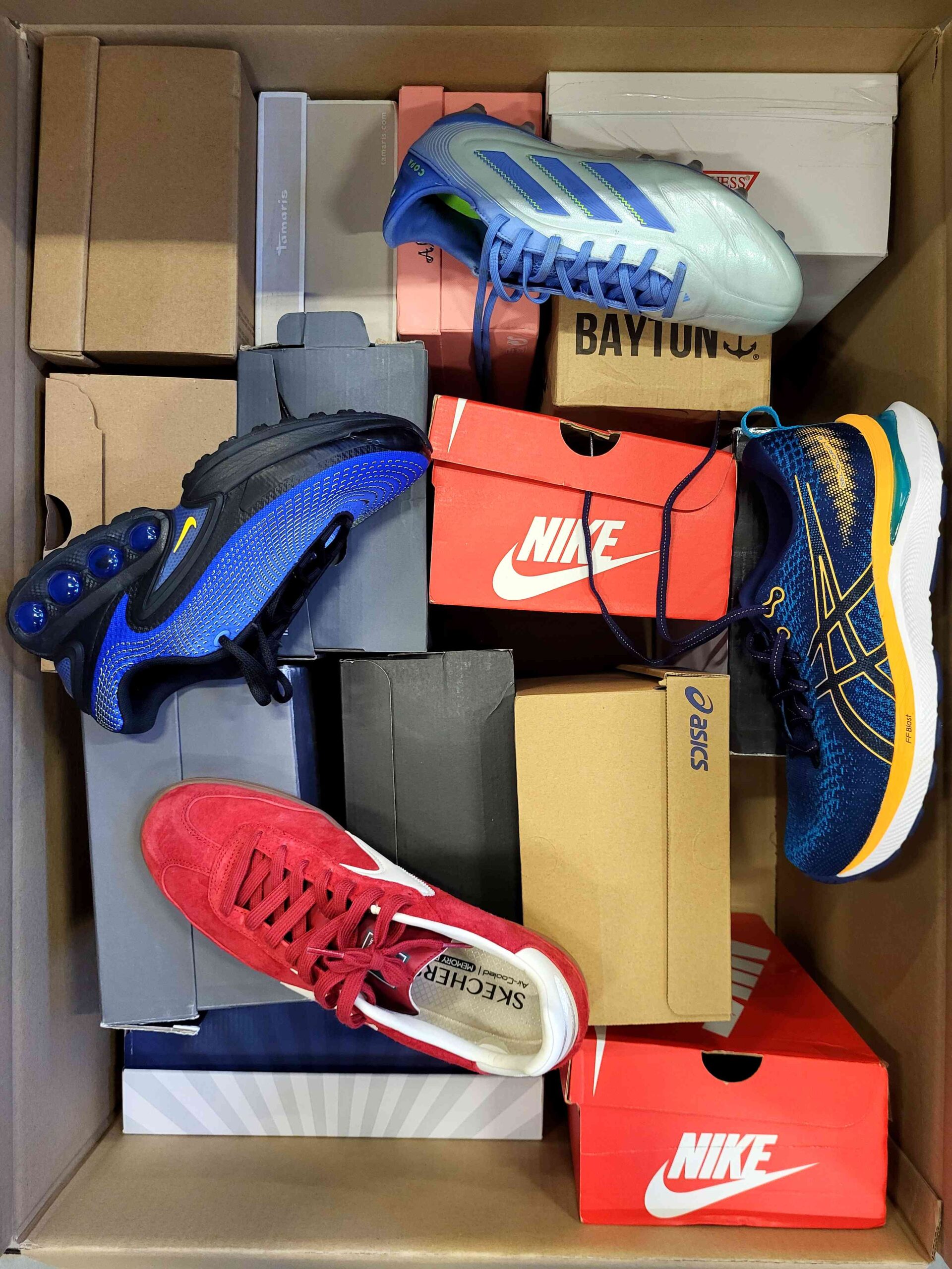 The photo shows a package with footwear in the category CS.