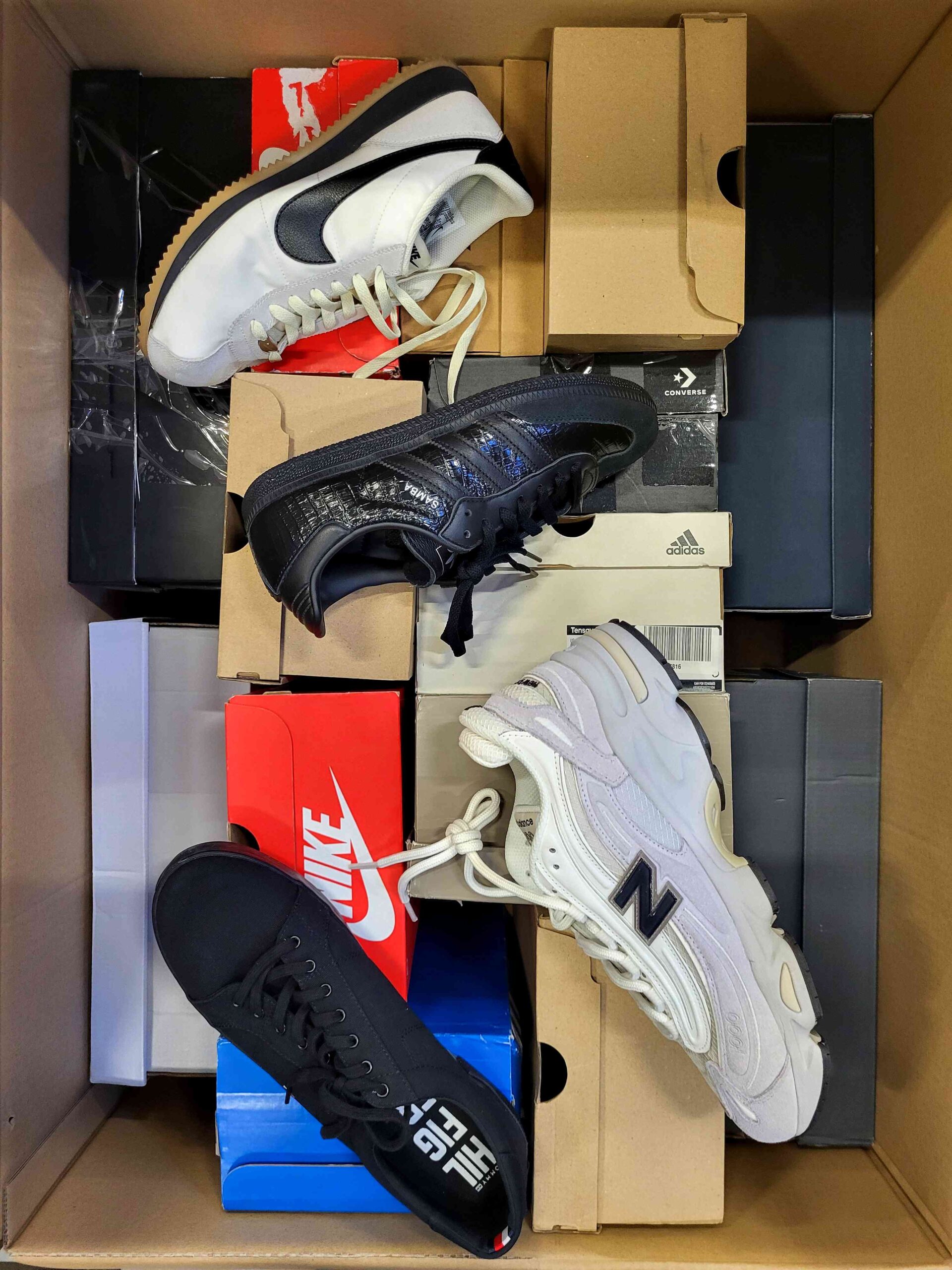 The photo shows a package with footwear in the category CS.