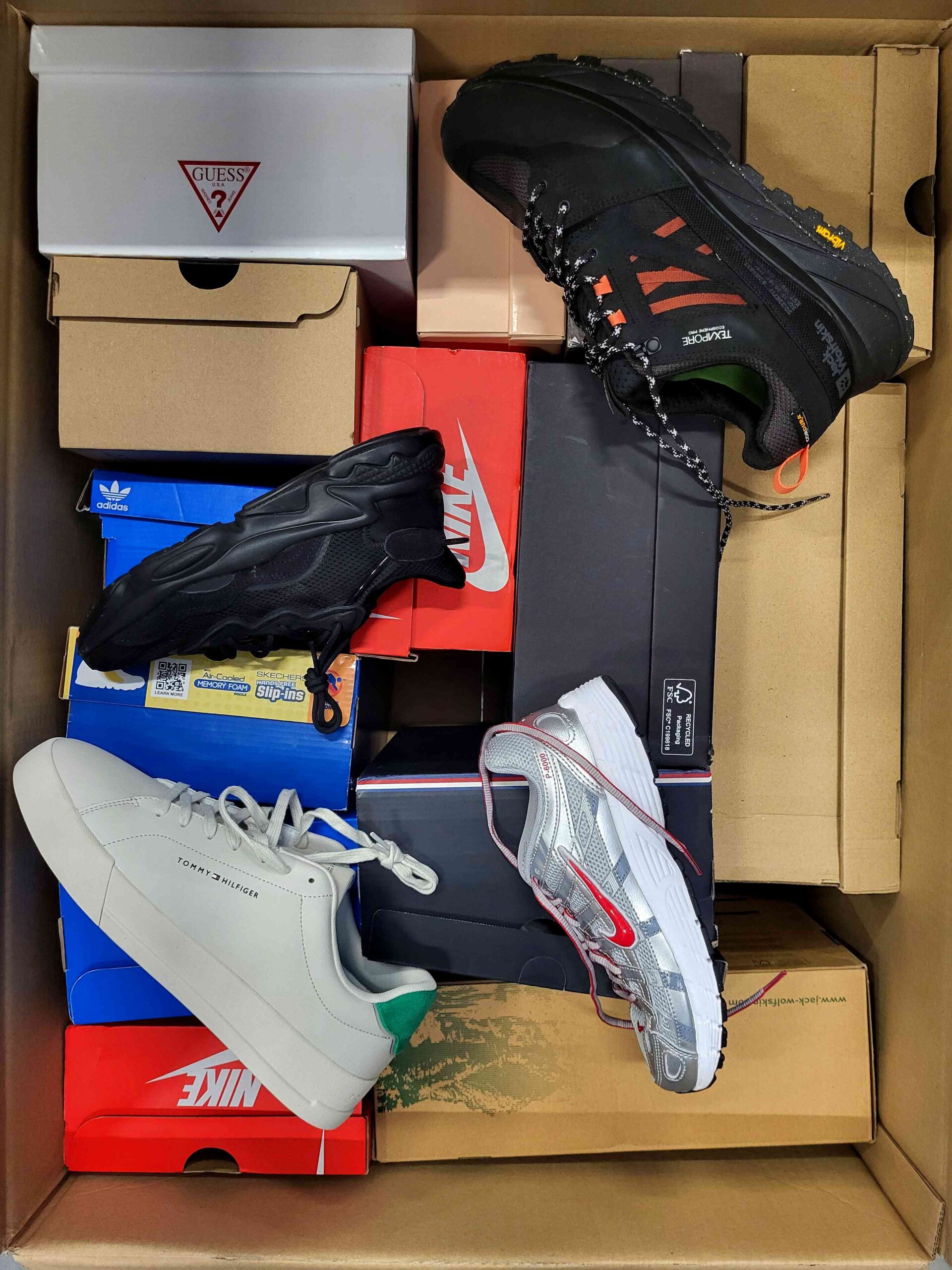 The photo shows a package with footwear in the category CS.