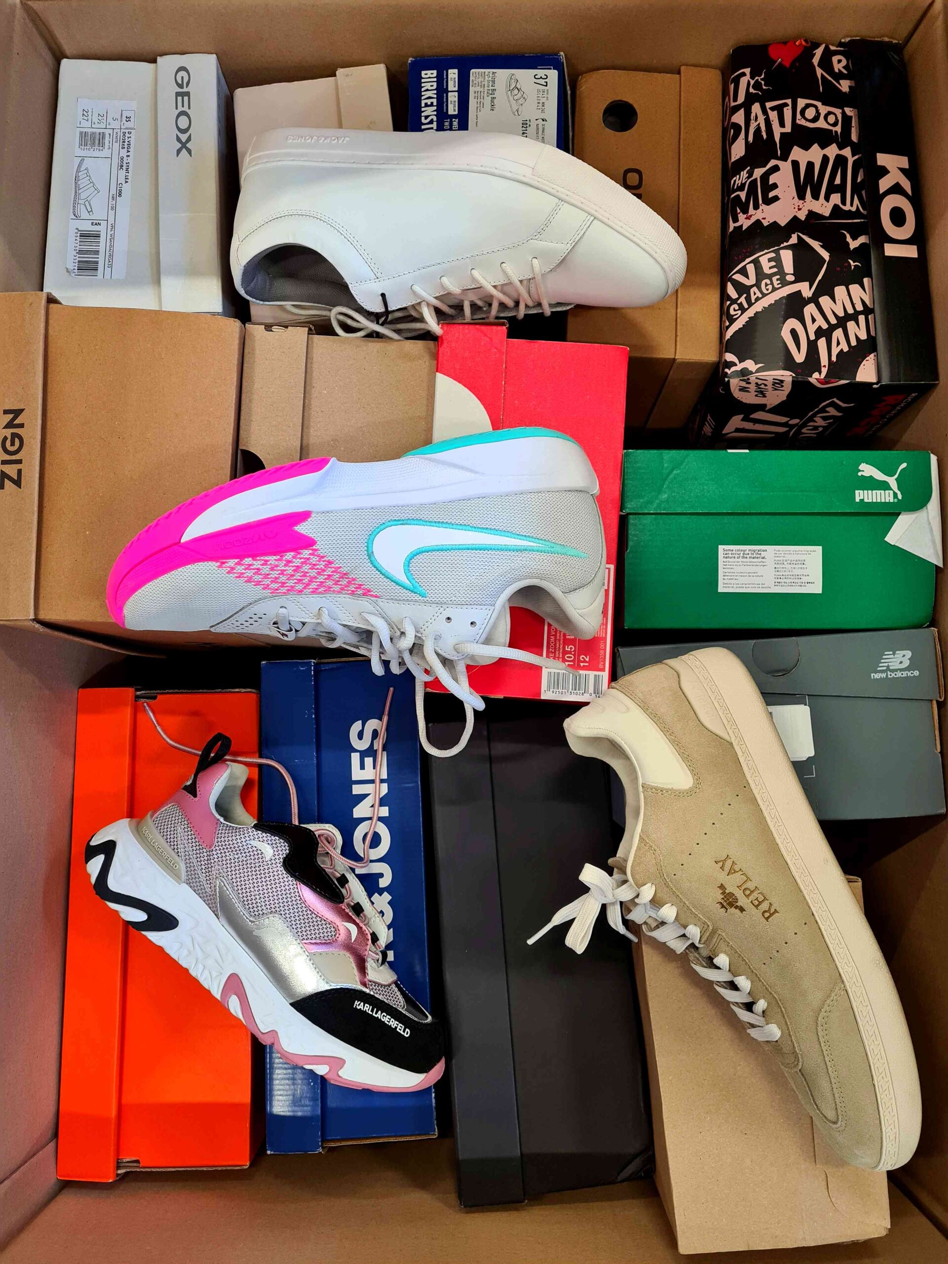 The photo shows a package with footwear in the category CS.