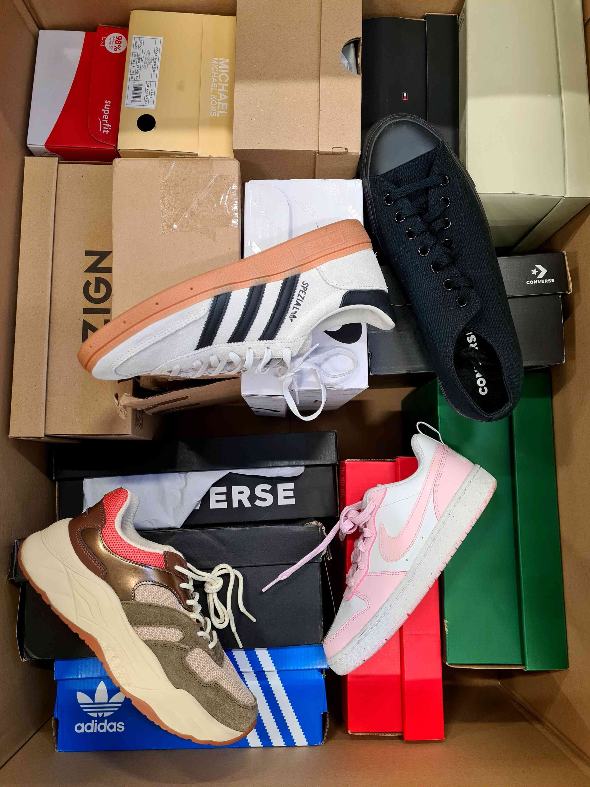 The photo shows a package with footwear in the category CS.