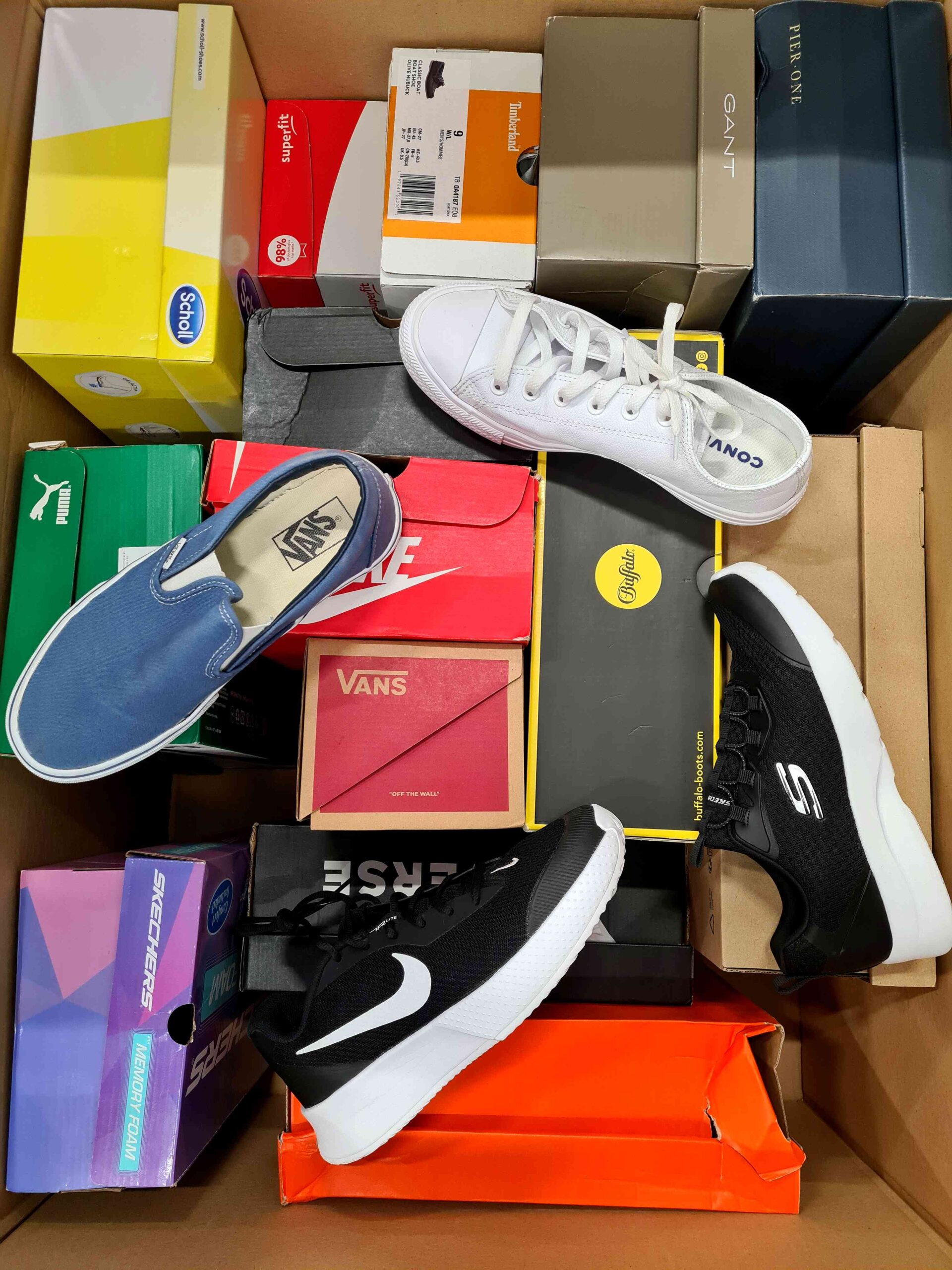 The photo shows a package with footwear in the category CS.