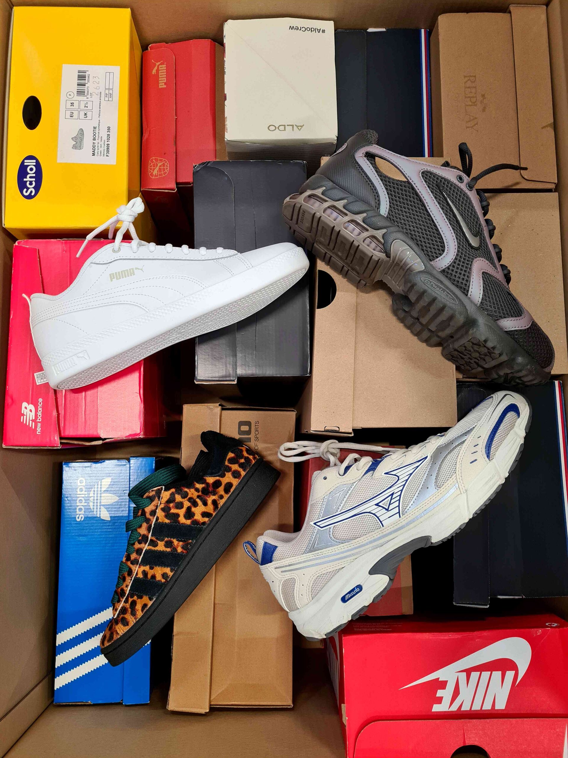 The photo shows a package with footwear in the category CS.
