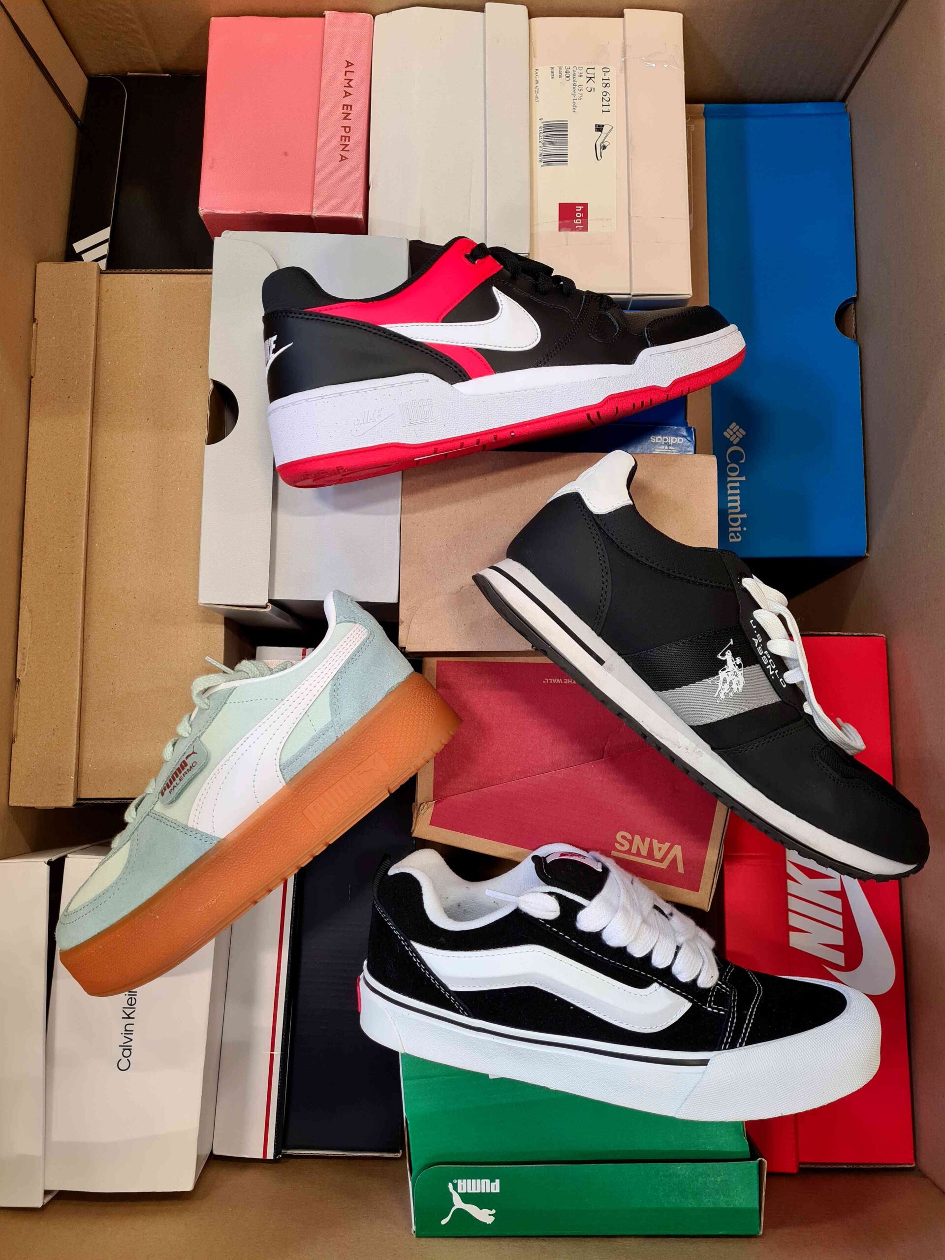 The photo shows a package with footwear in the category CS.