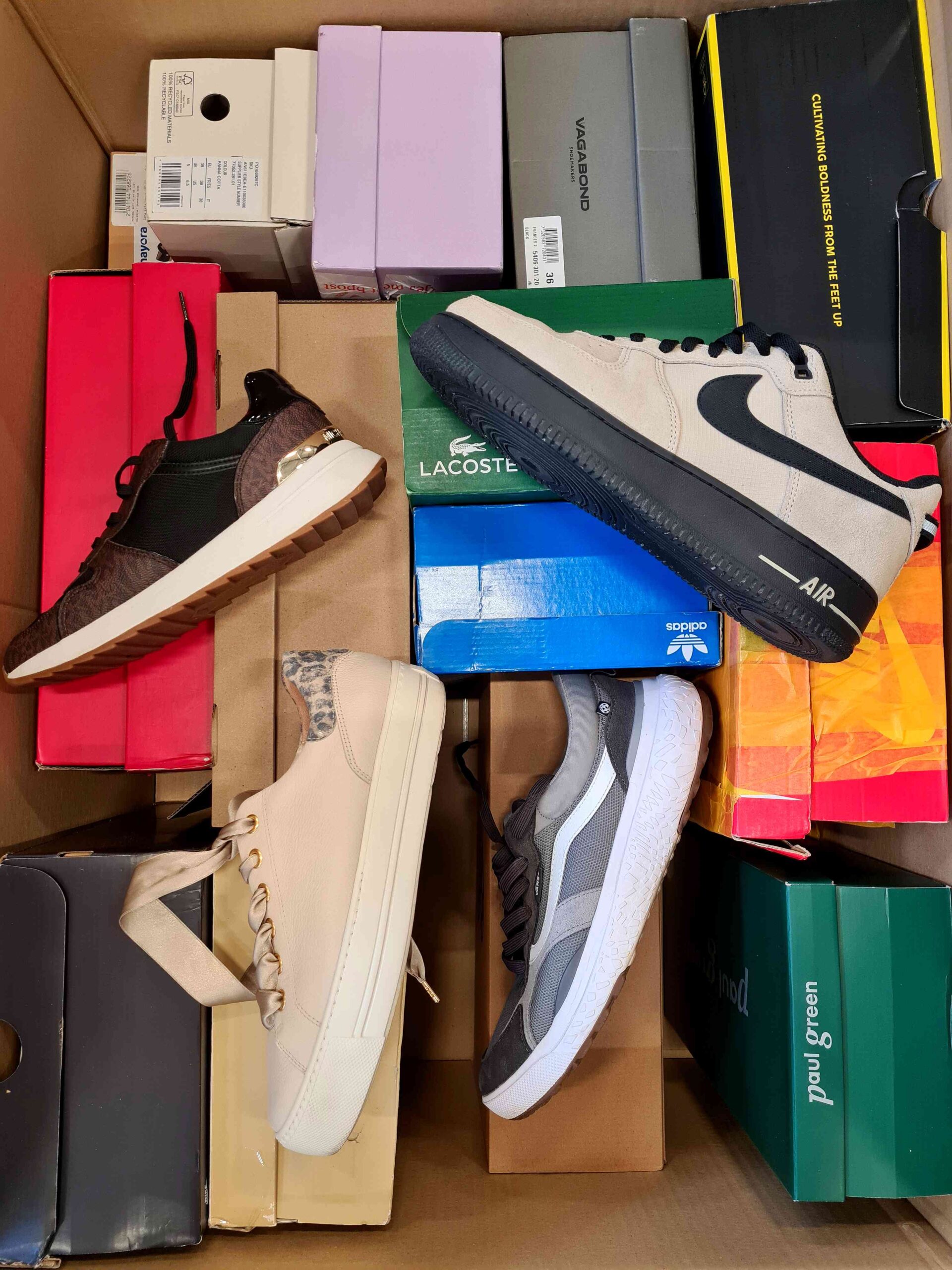 The photo shows a package with footwear in the category CS.