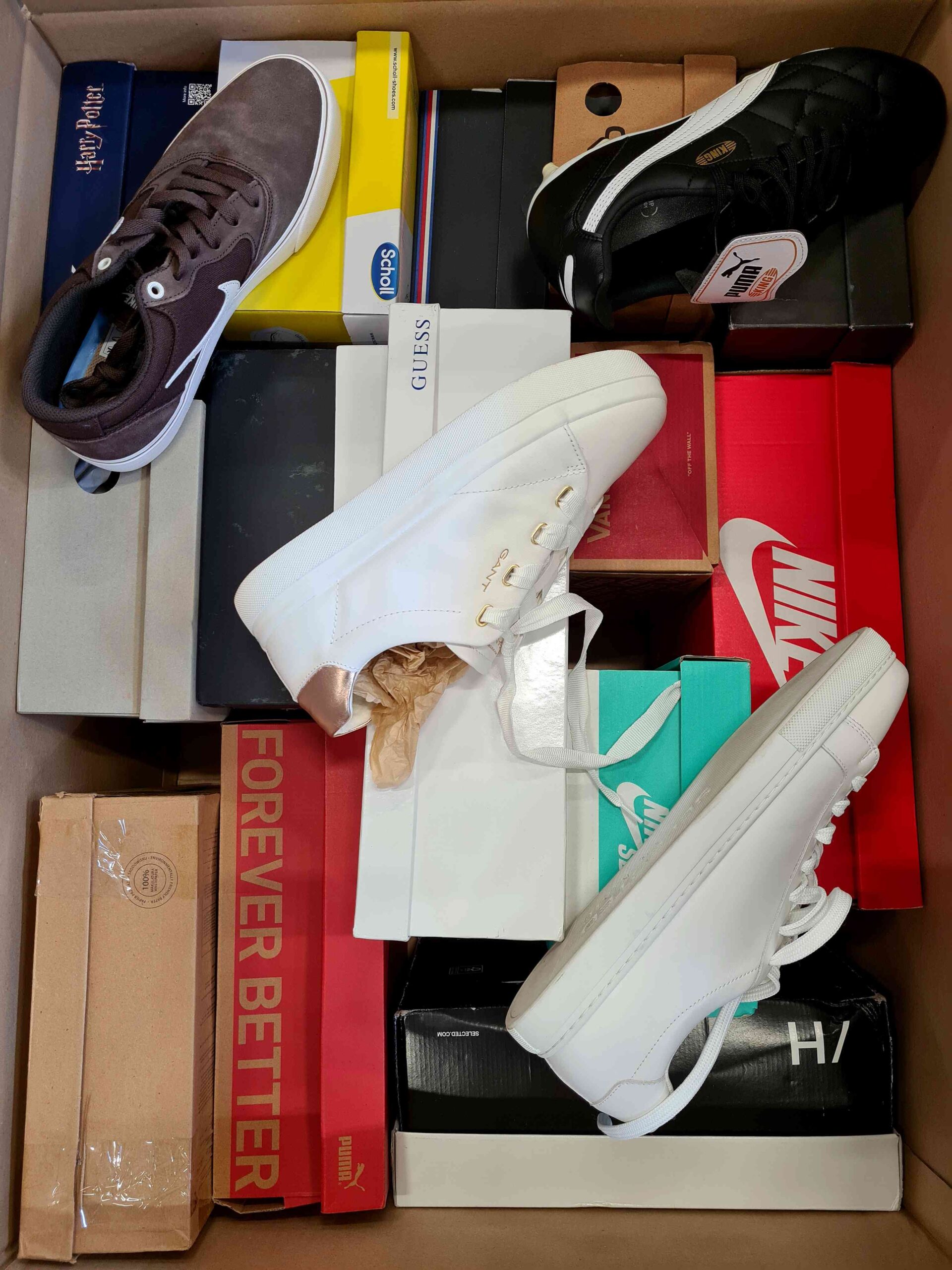 The photo shows a package with footwear in the category CS.