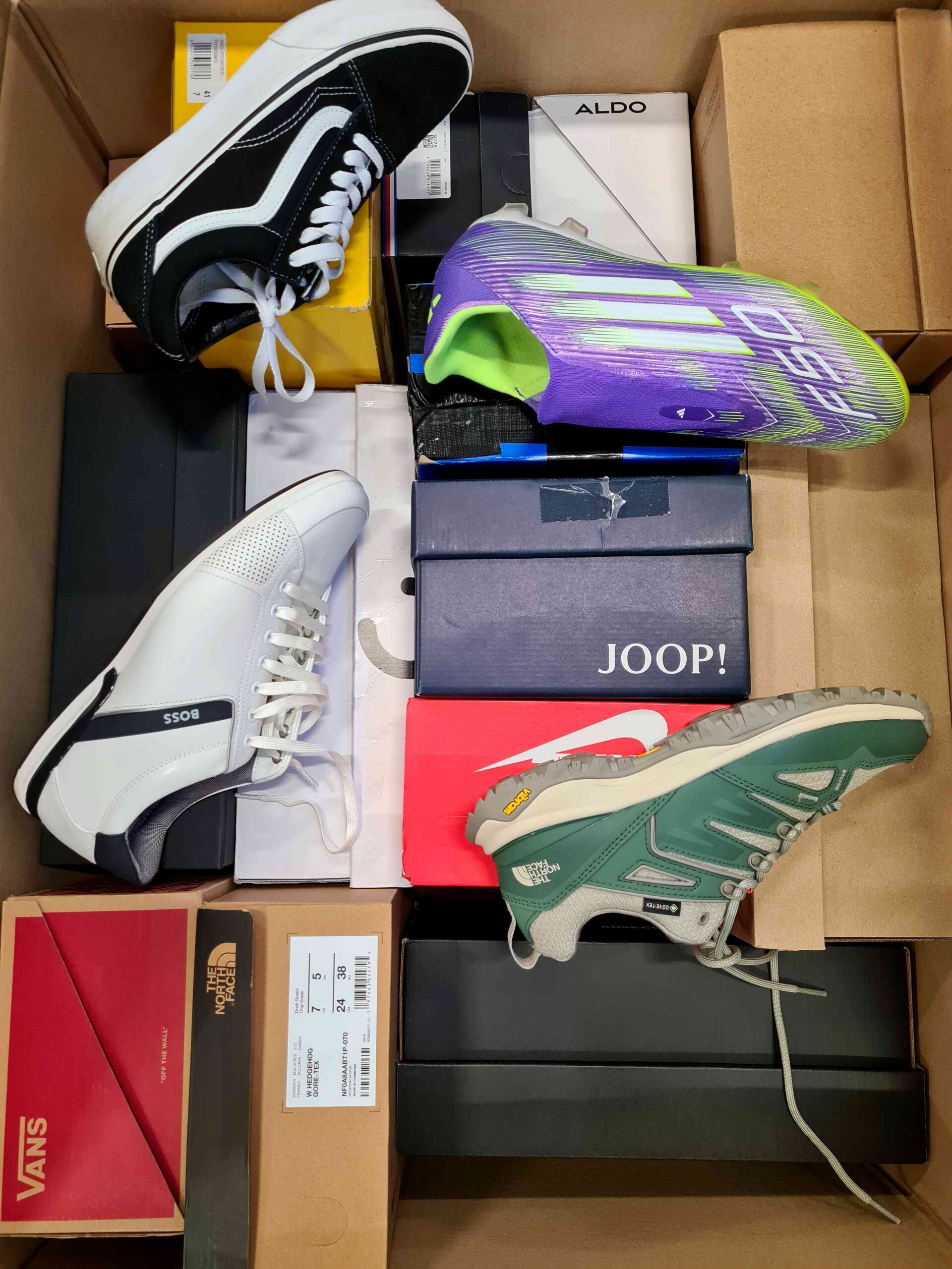 The photo shows a package with footwear in the category CS.