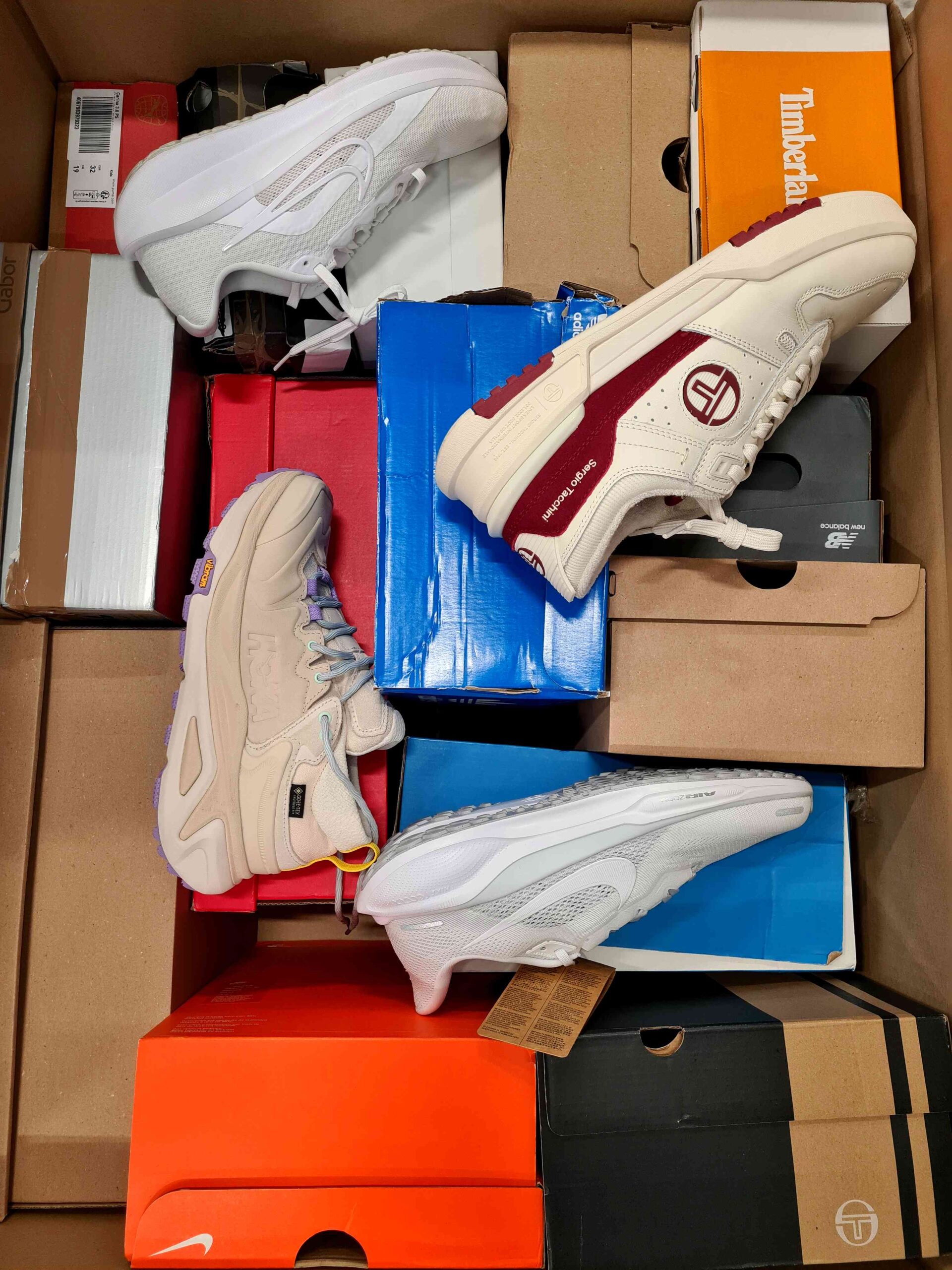 The photo shows a package with footwear in the category CS.