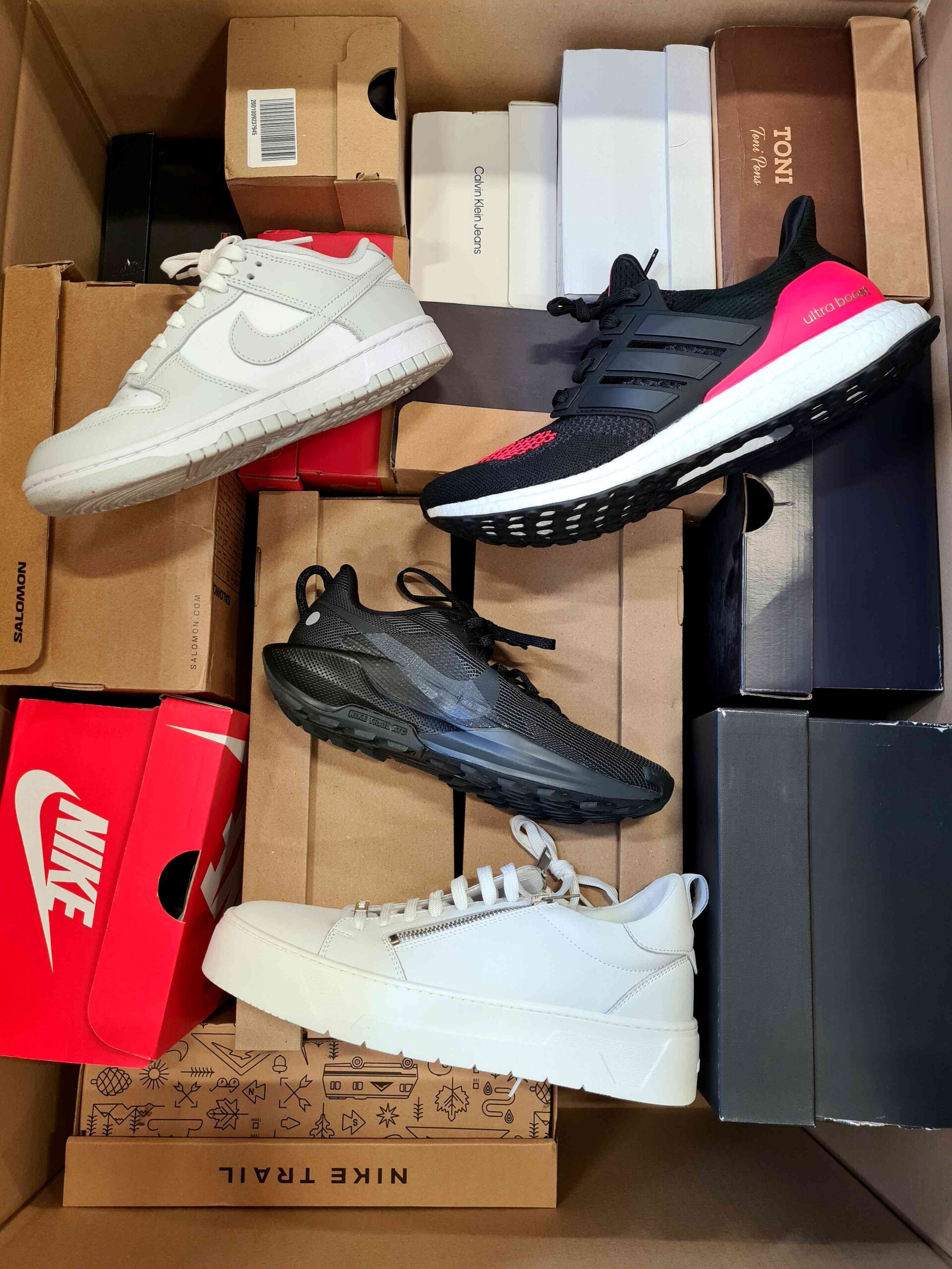 The photo shows a package with footwear in the category CS.