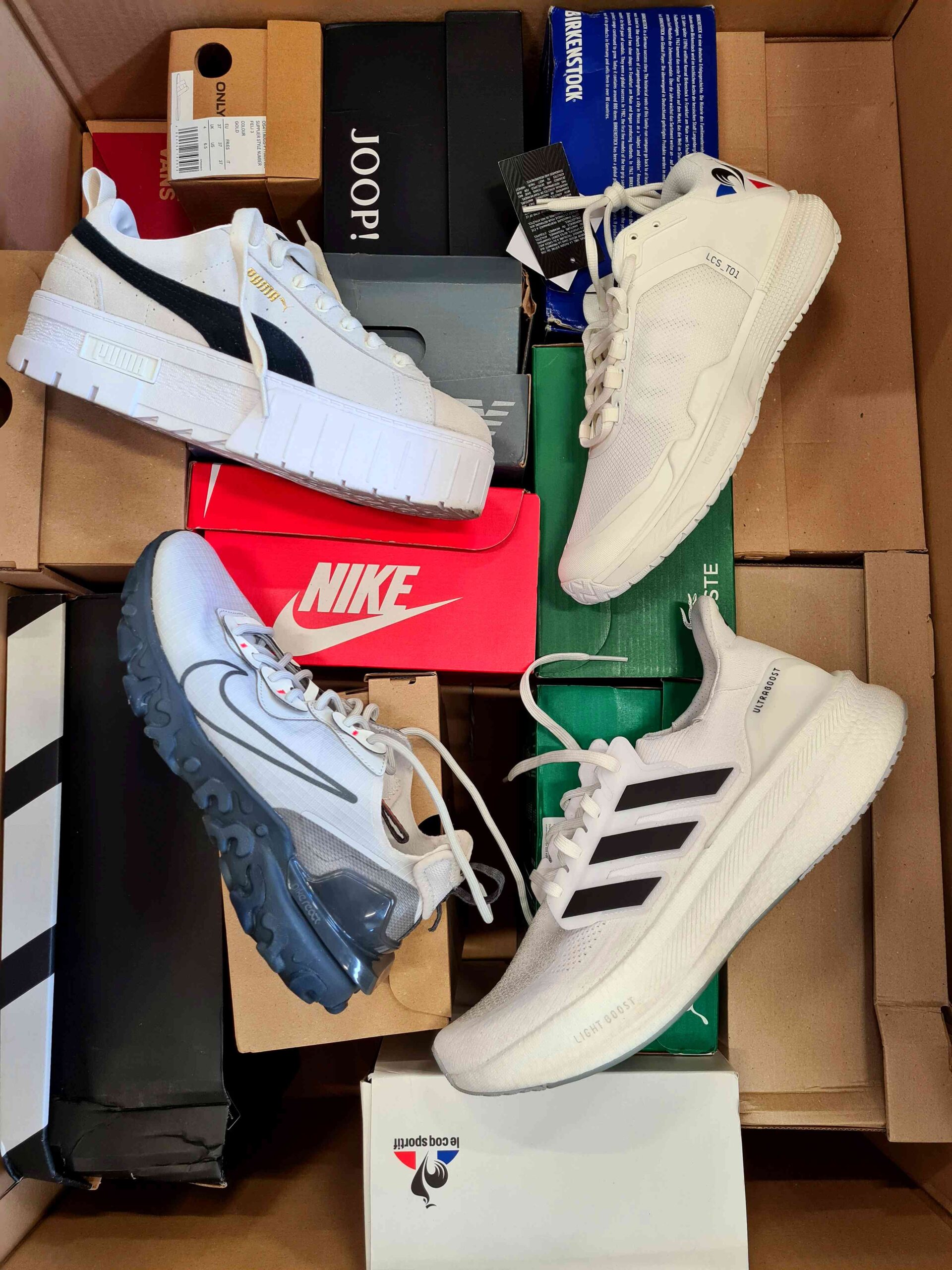 The photo shows a package with footwear in the category CS.