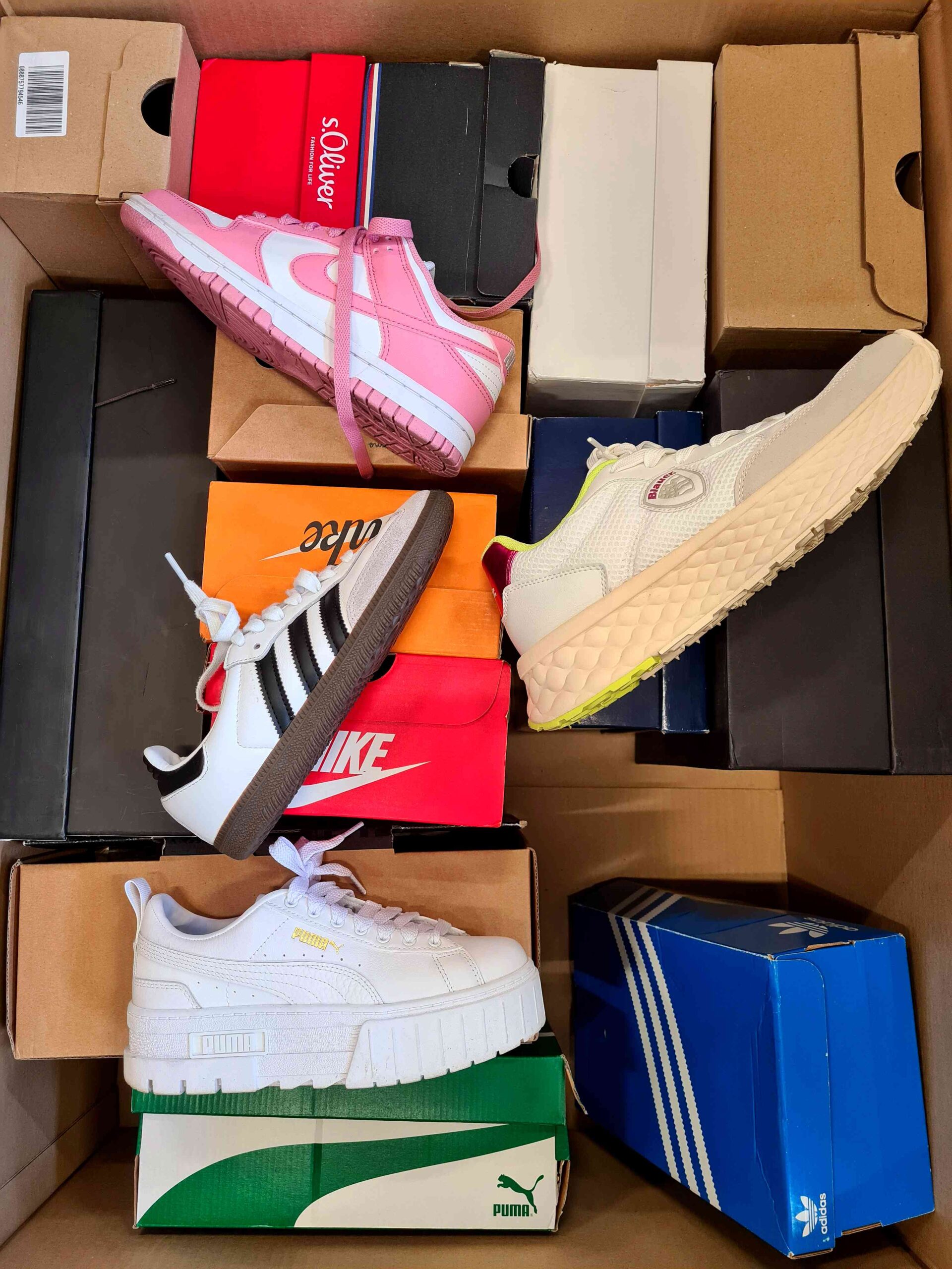 The photo shows a package with footwear in the category CS.