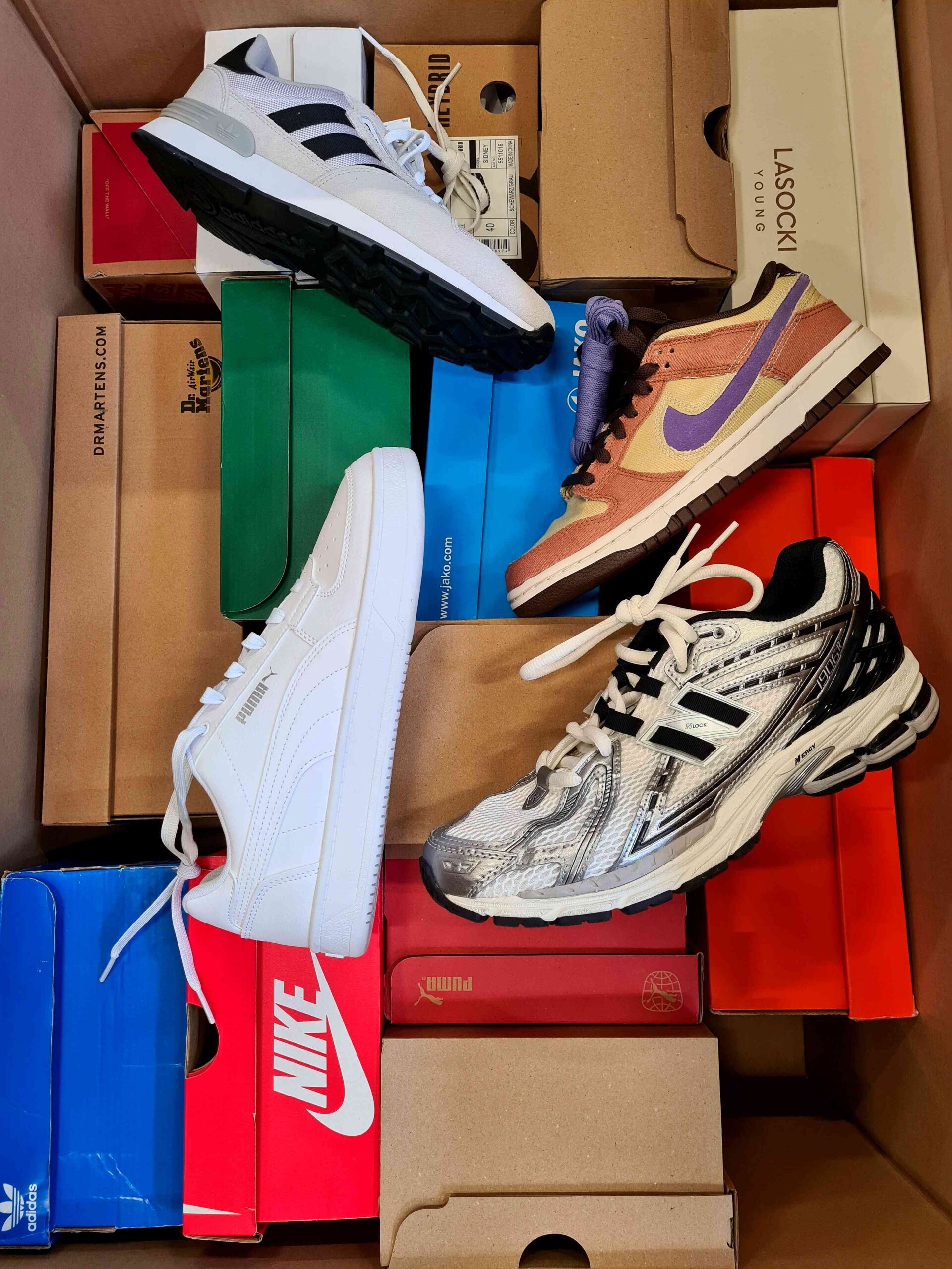 CS3500 3 The photo shows a package with footwear in the category CS.