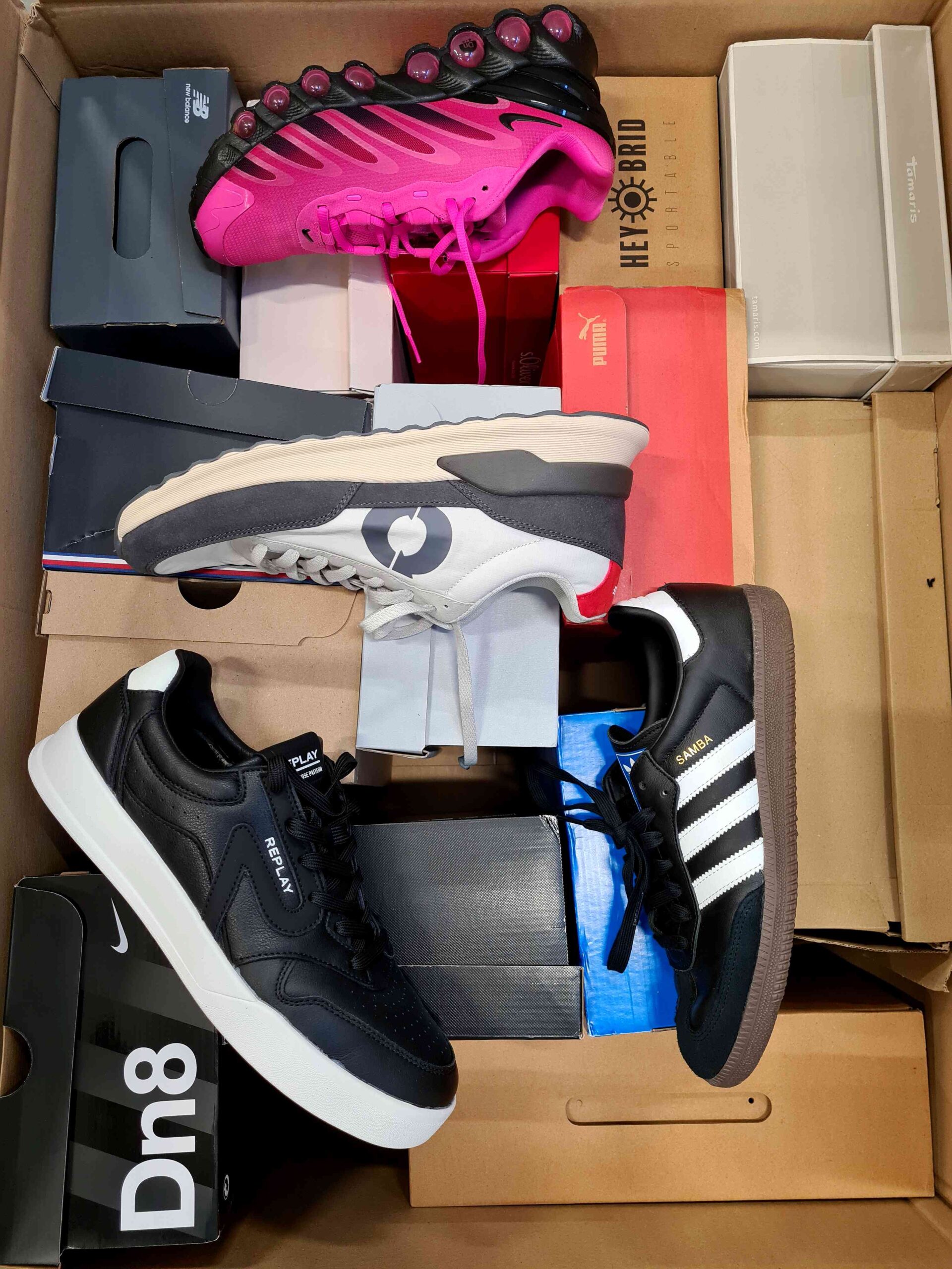 CS3503 3 The photo shows a package with footwear in the category CS.