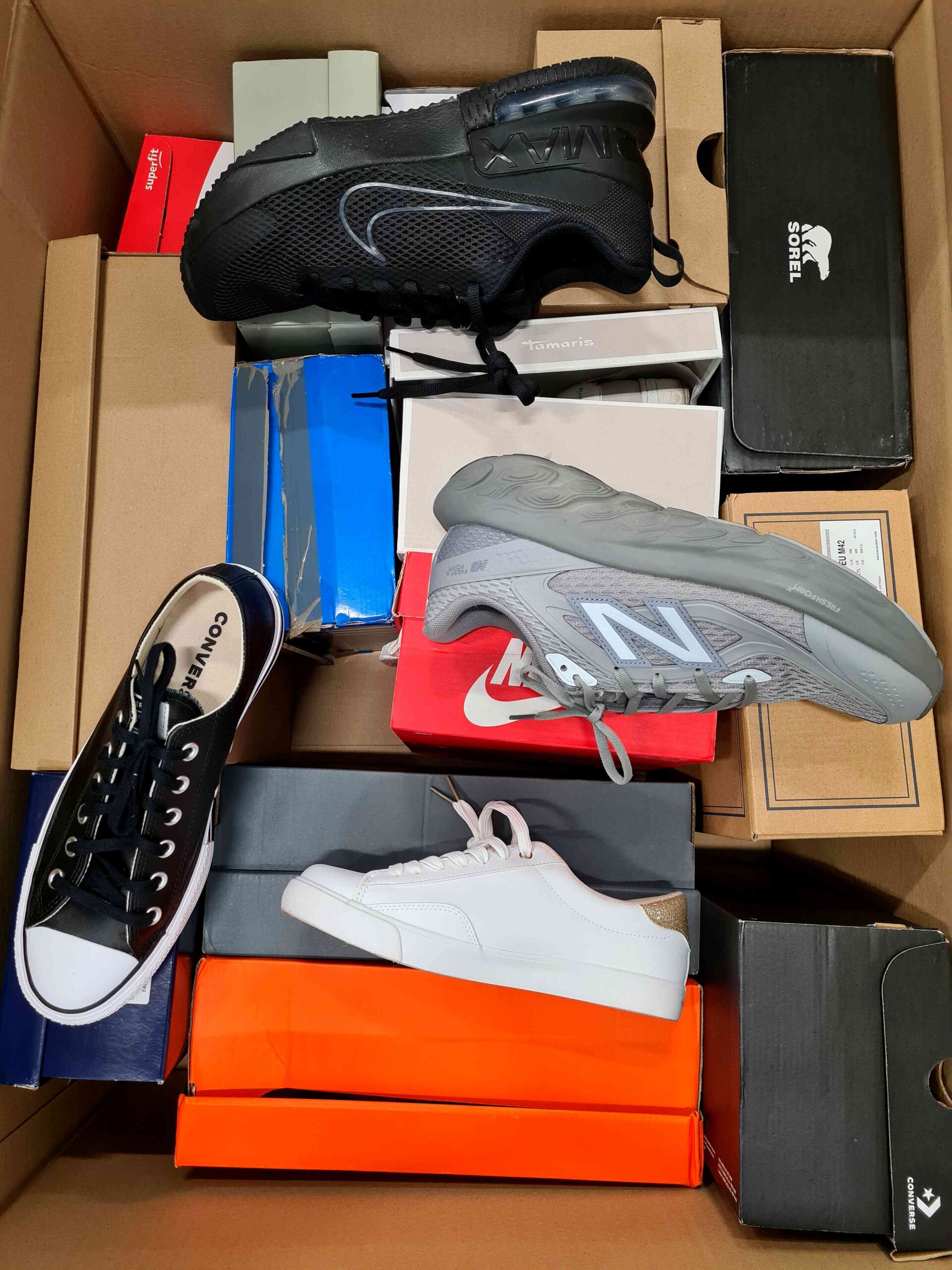 CS3505 3 The photo shows a package with footwear in the category CS.