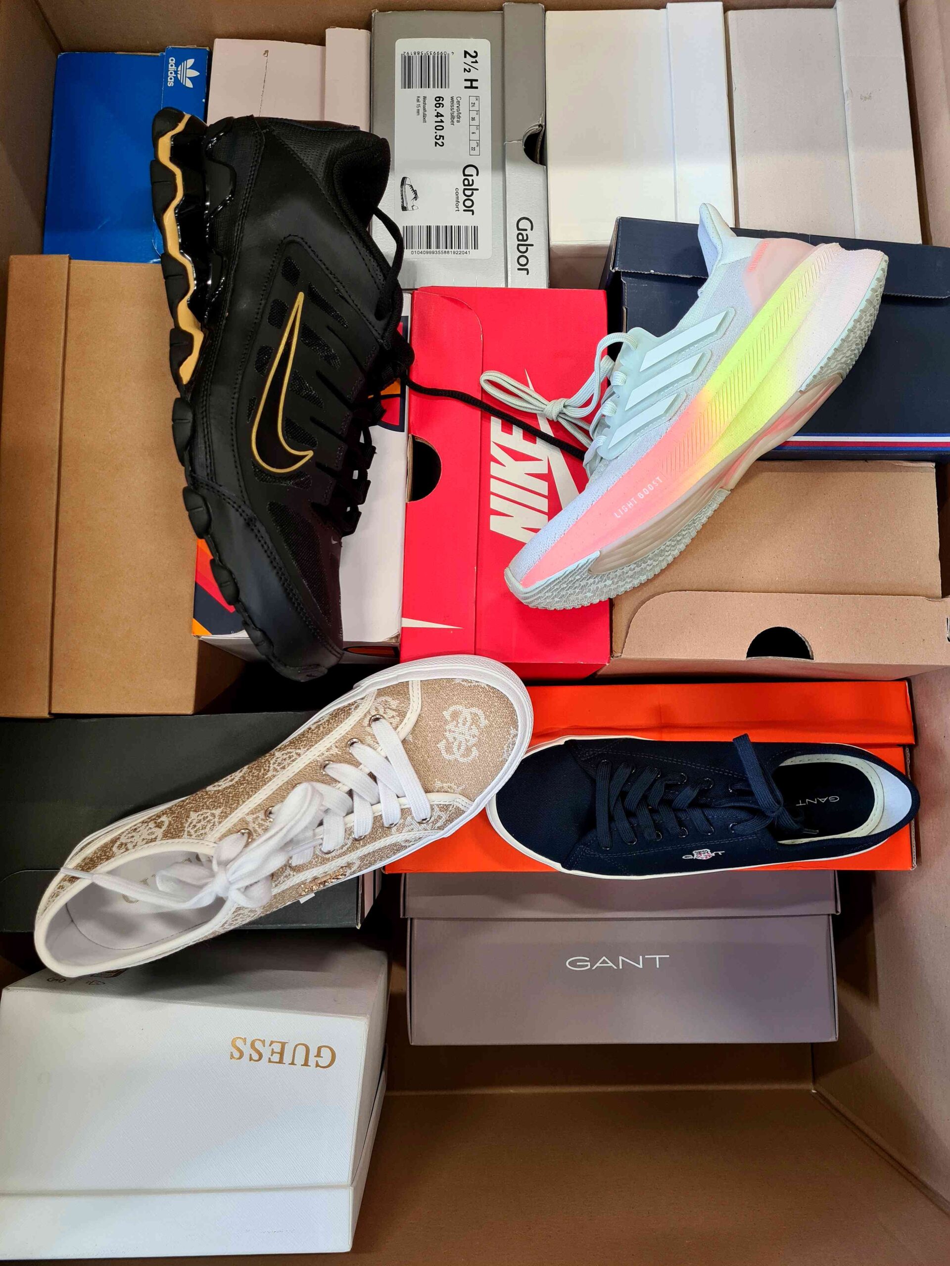 The photo shows a package with footwear in the category CS.