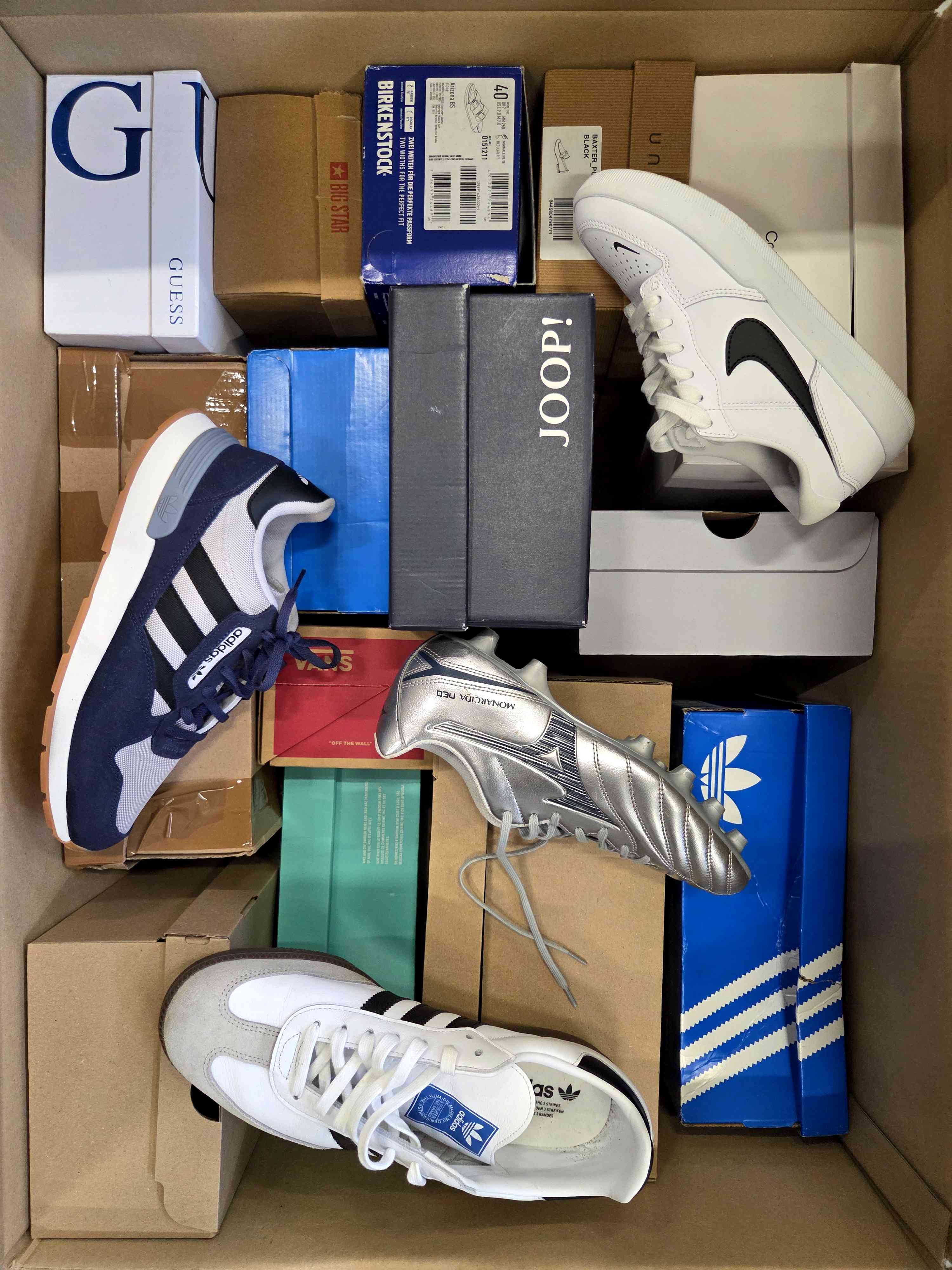 The photo shows a package with footwear in the category CS.