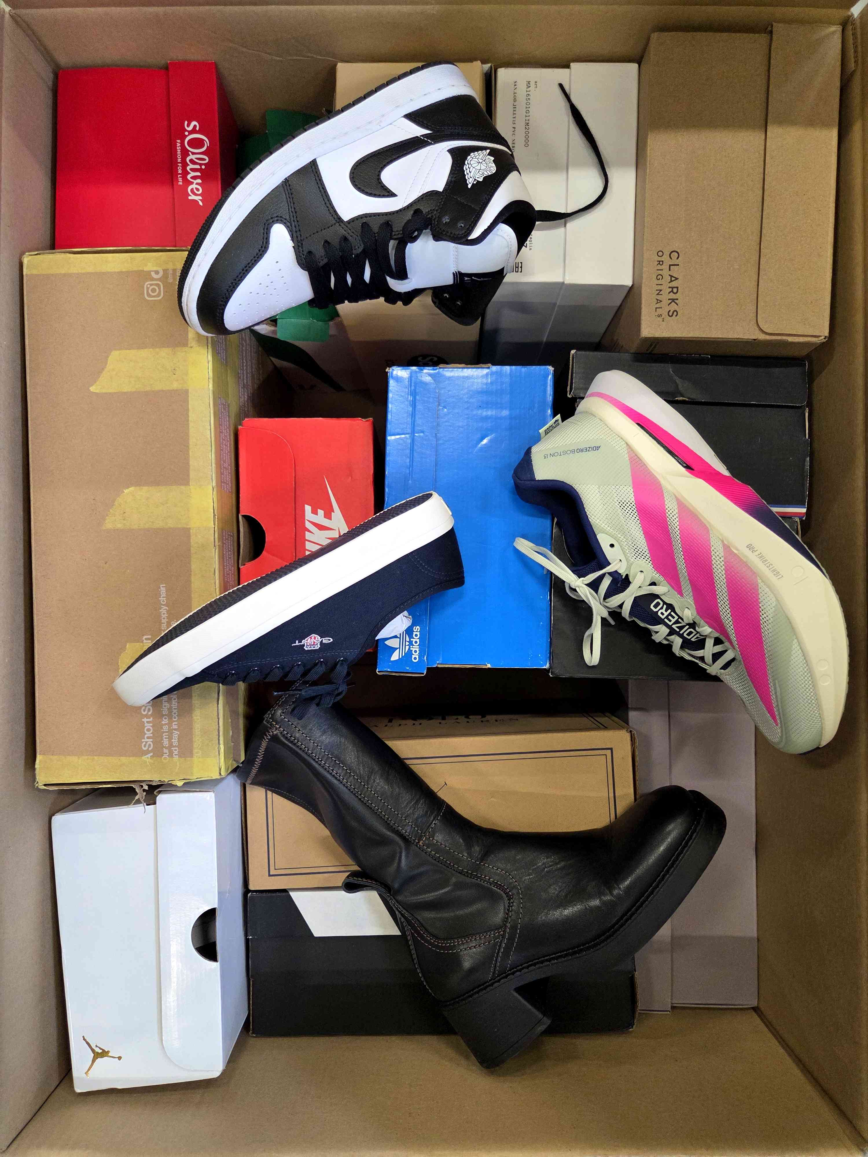 CS3519 3 The photo shows a package with footwear in the category CS.