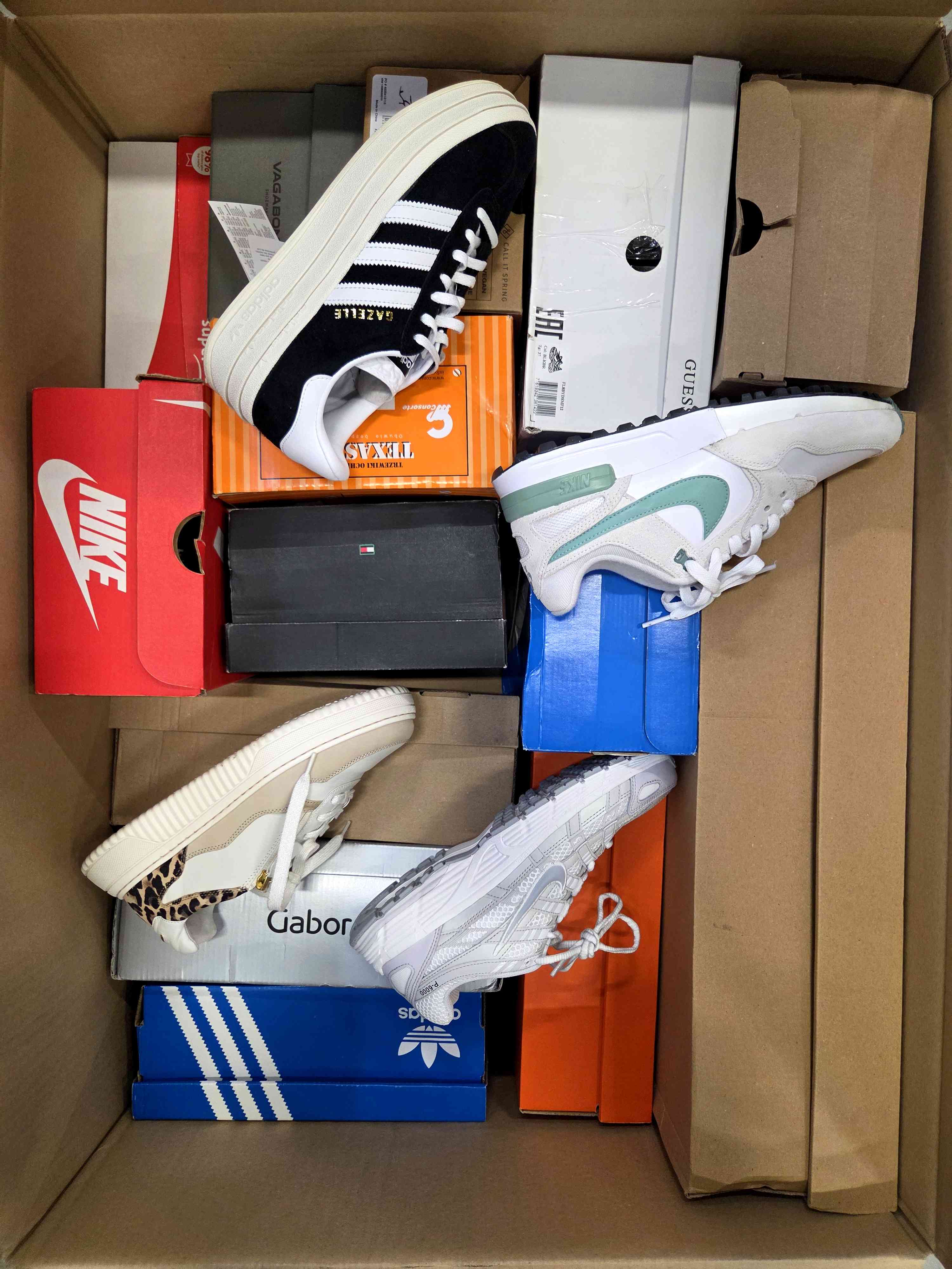 The photo shows a package with footwear in the category CS.