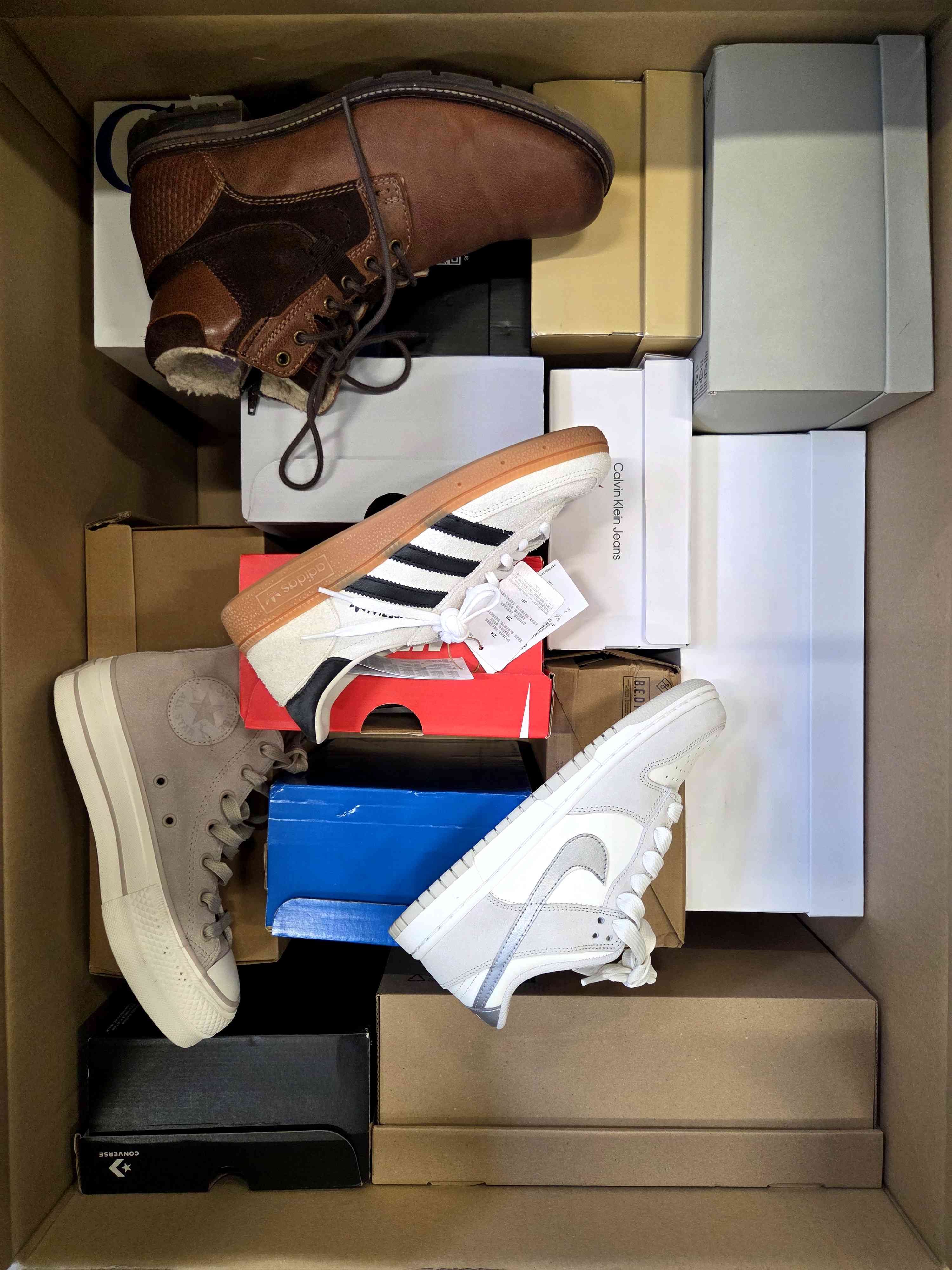 CS3530 3 The photo shows a package with footwear in the category CS.