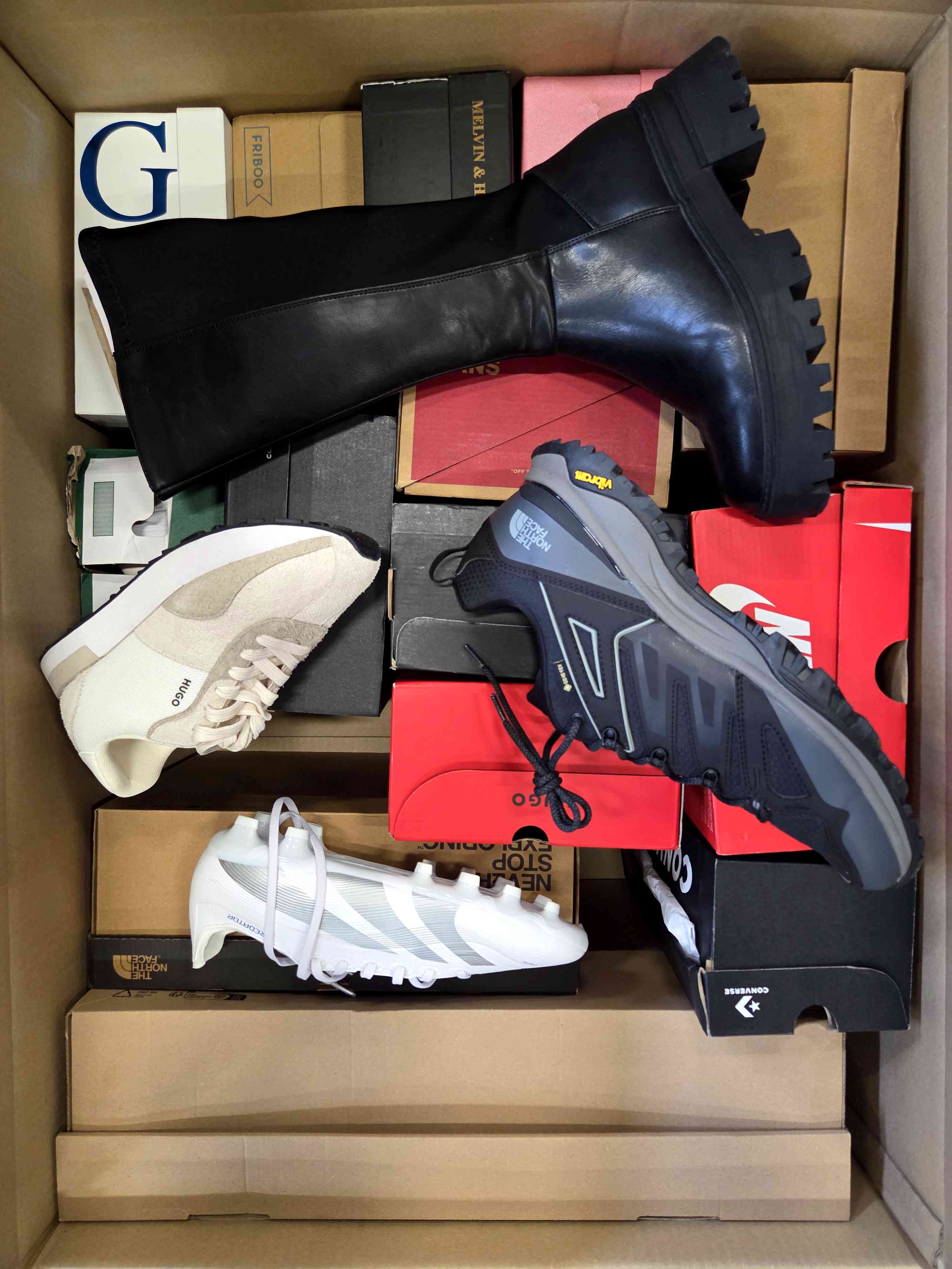 The photo shows a package with footwear in the category CS.