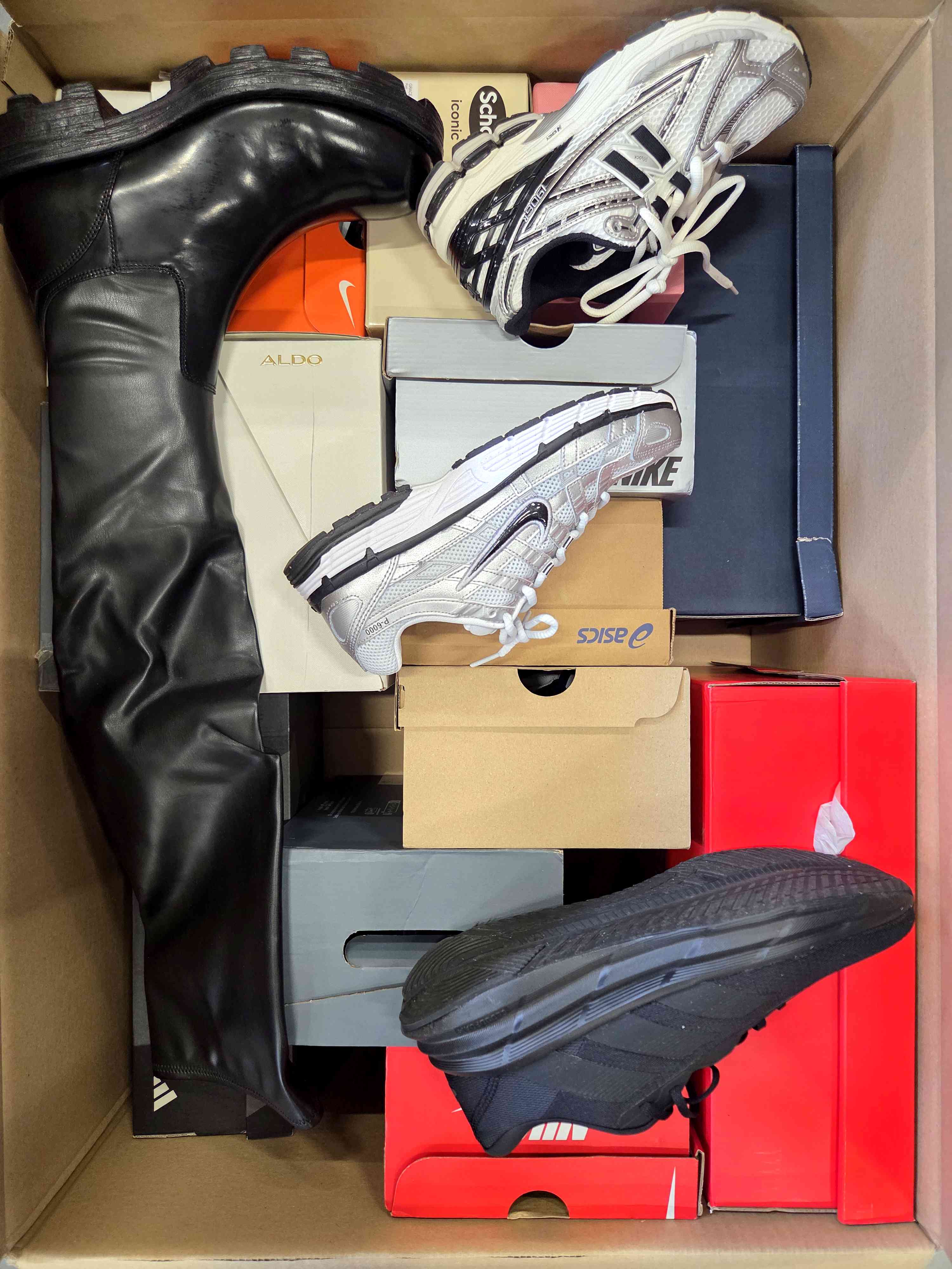 The photo shows a package with footwear in the category CS.