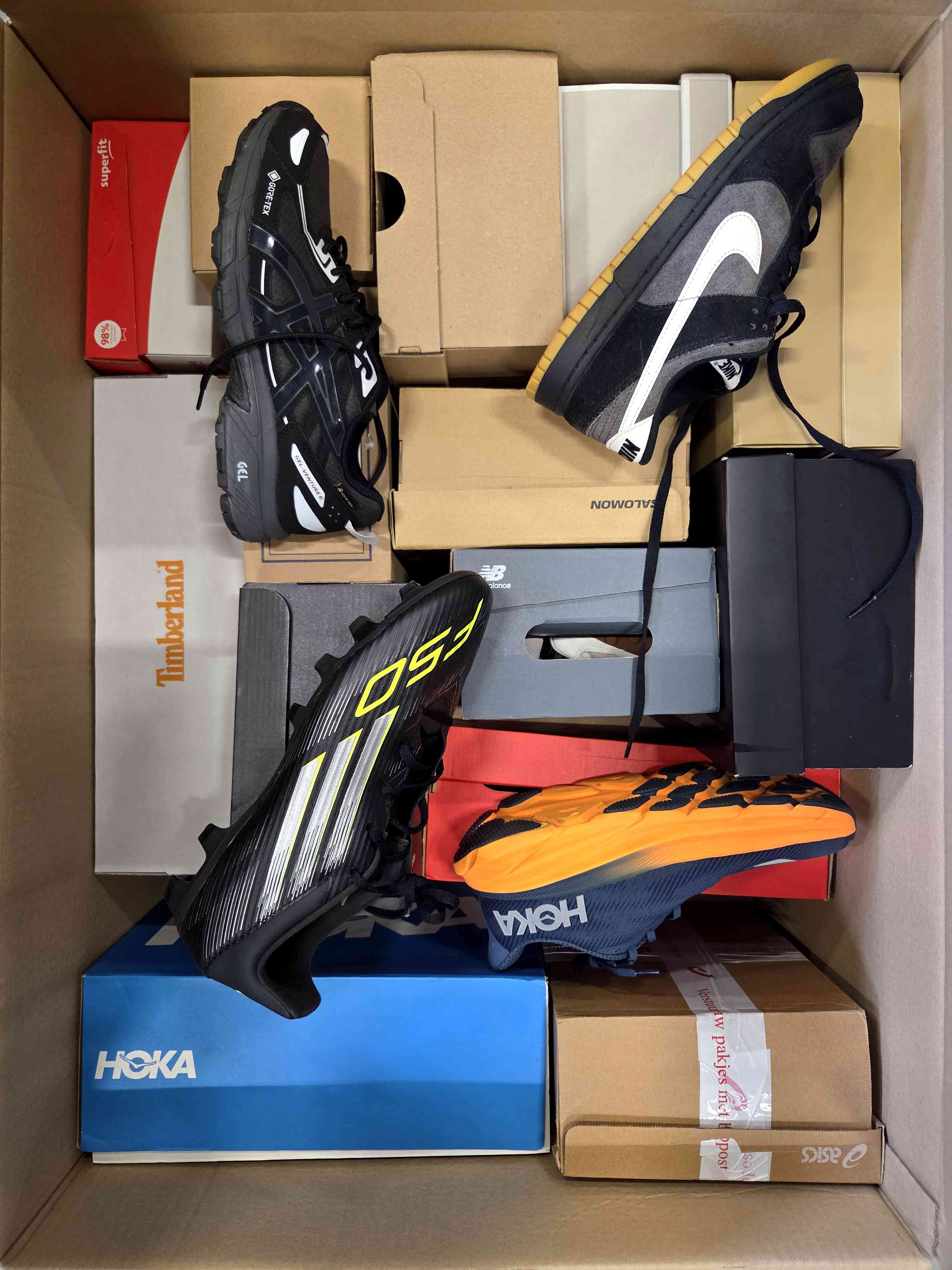 The photo shows a package with footwear in the category CS.