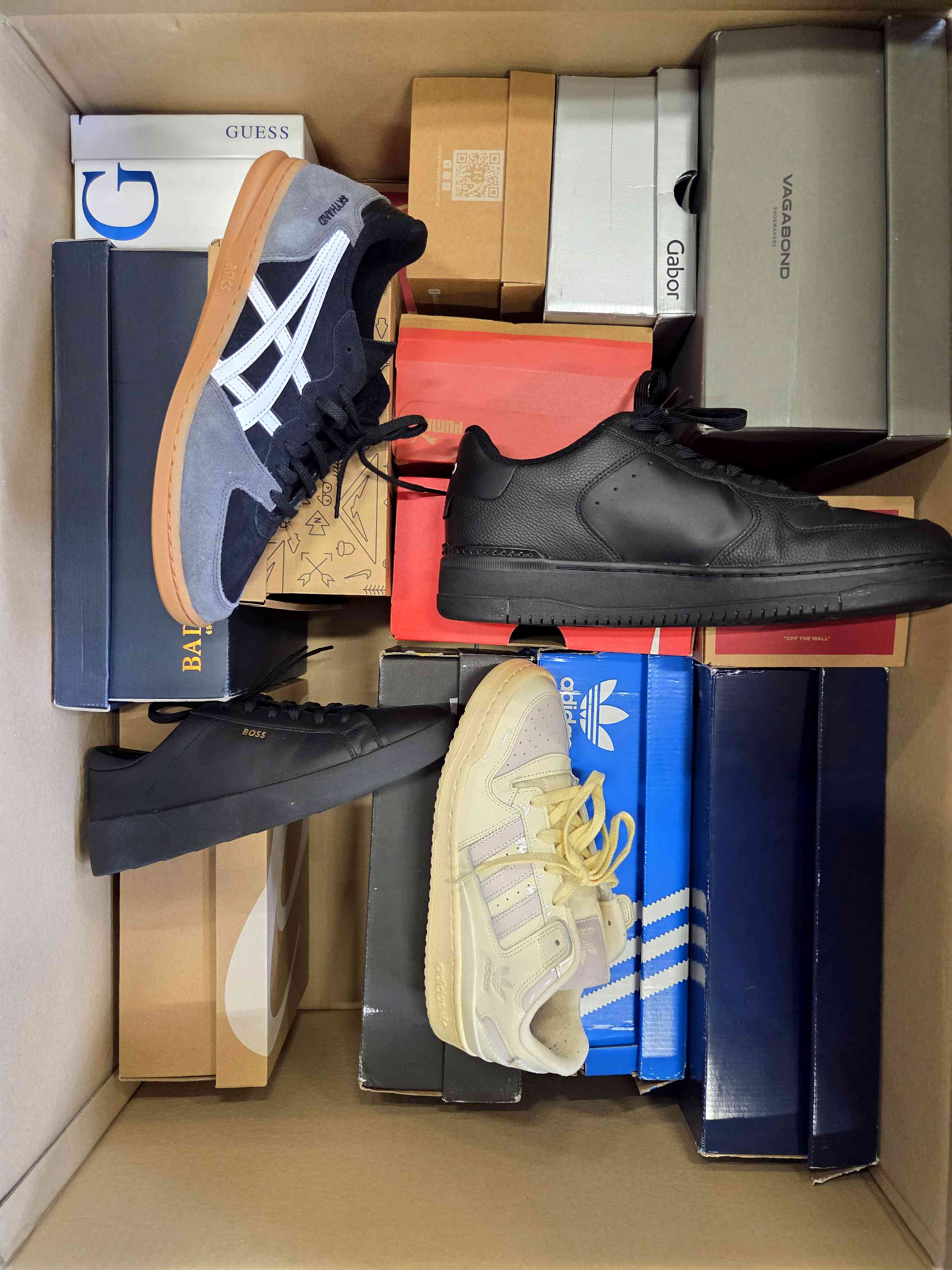 The photo shows a package with footwear in the category CS.