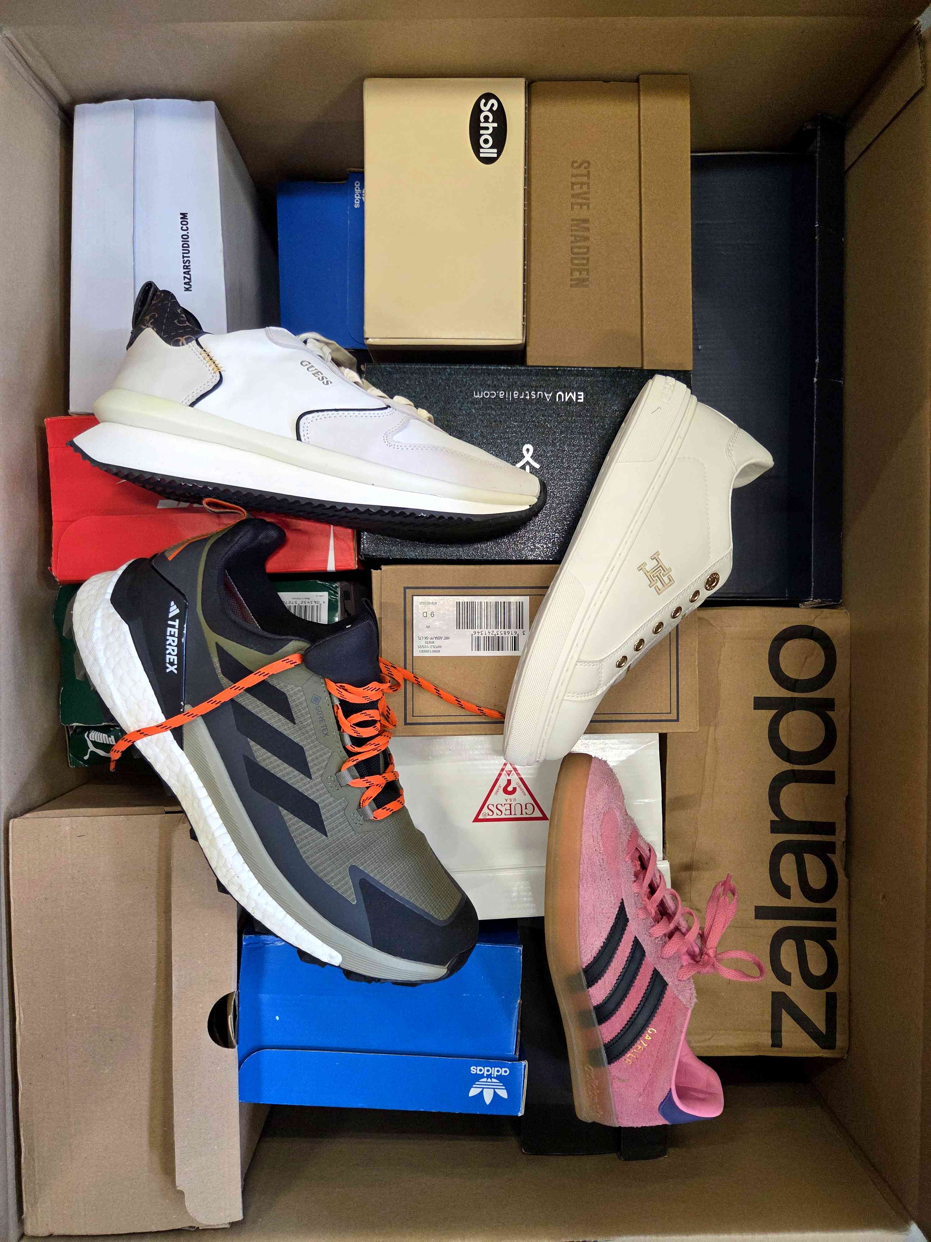 The photo shows a package with footwear in the category CS.