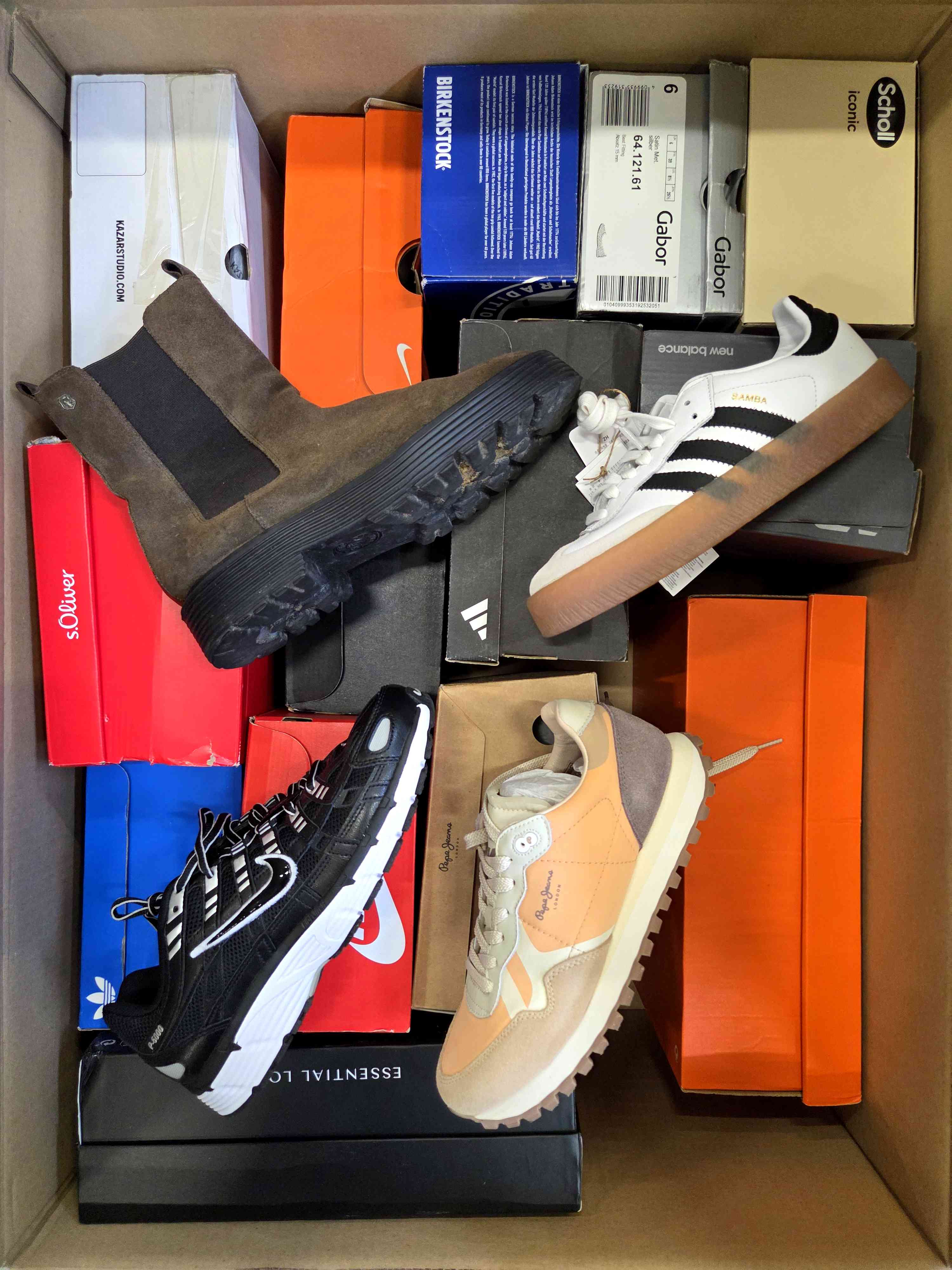 The photo shows a package with footwear in the category CS.