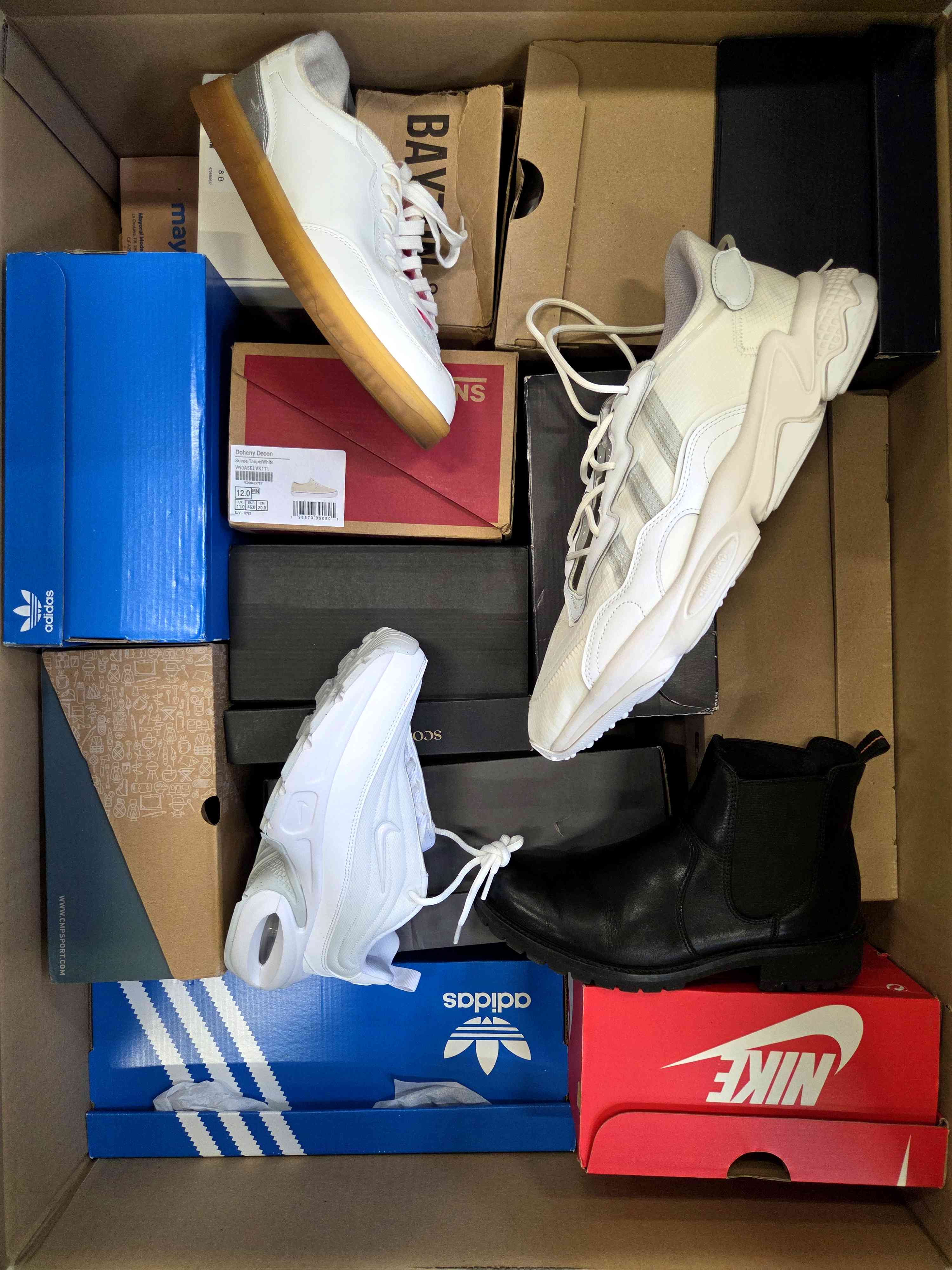 The photo shows a package with footwear in the category CS.
