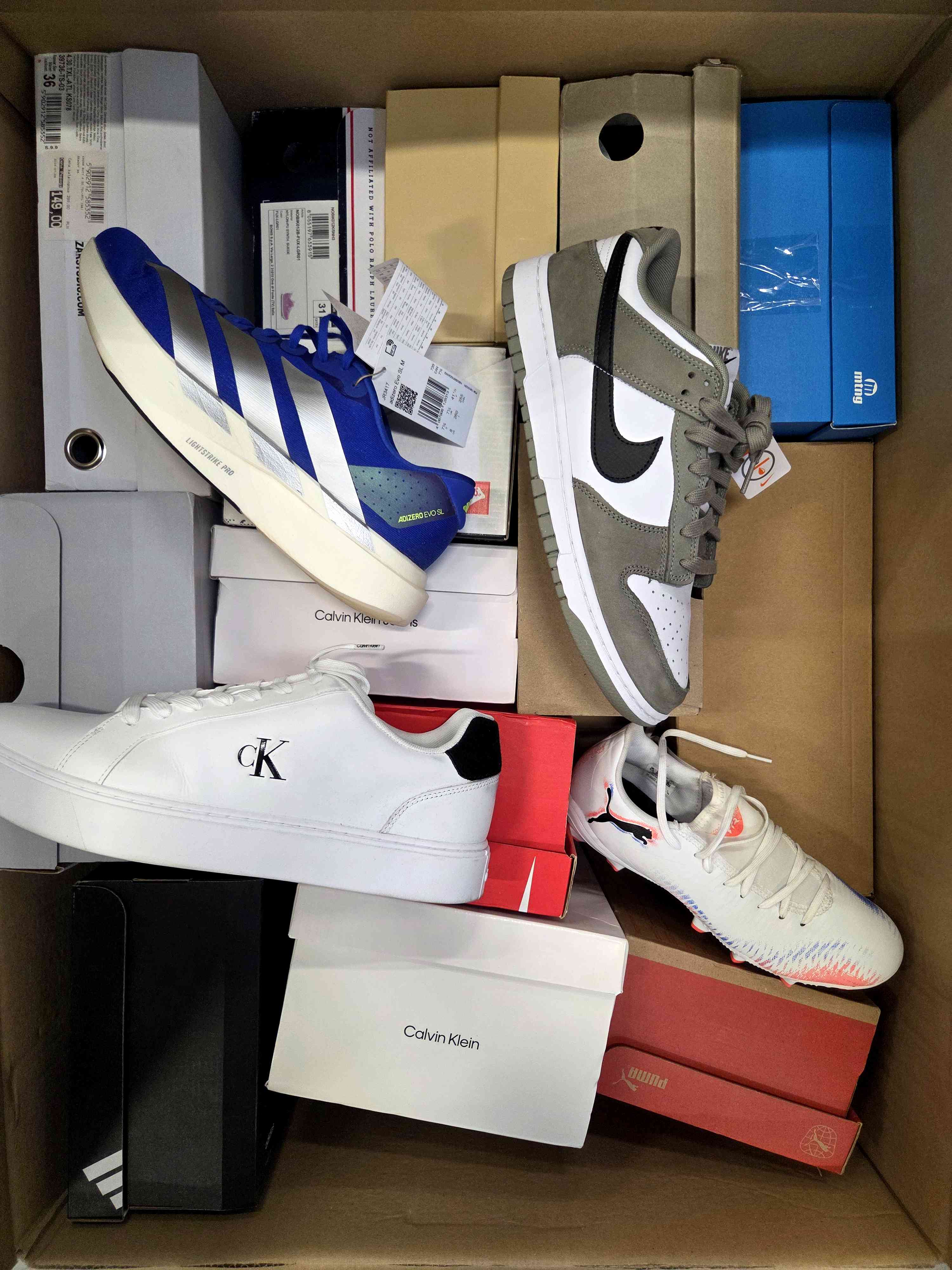 The photo shows a package with footwear in the category CS.