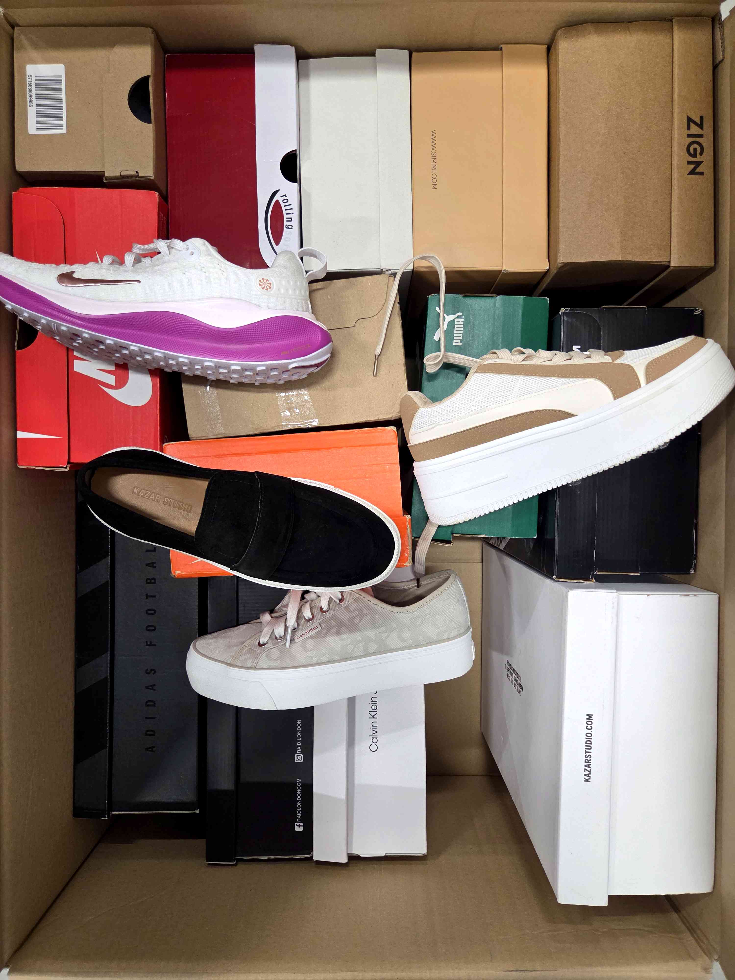 The photo shows a package with footwear in the category CS.