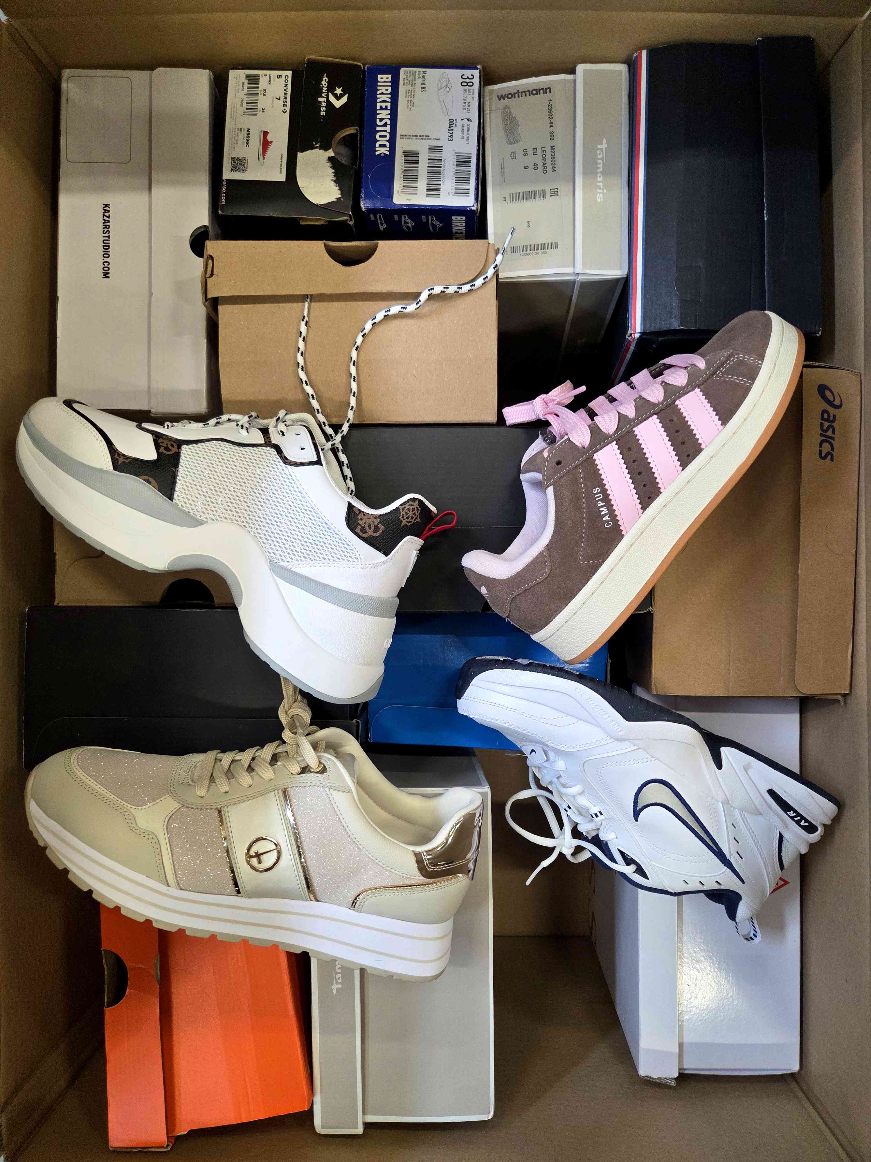 The photo shows a package with footwear in the category CS.
