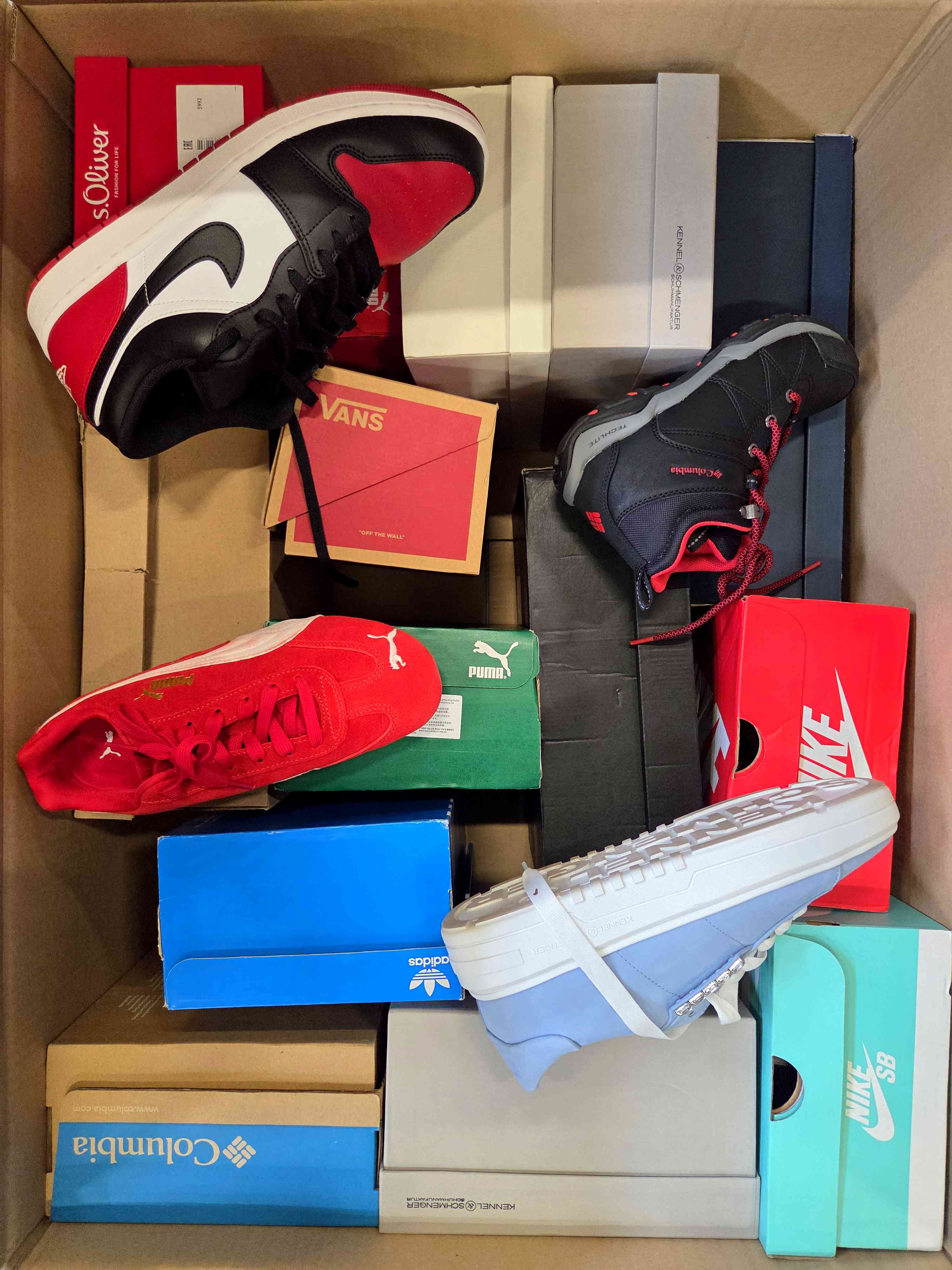 The photo shows a package with footwear in the category CS.