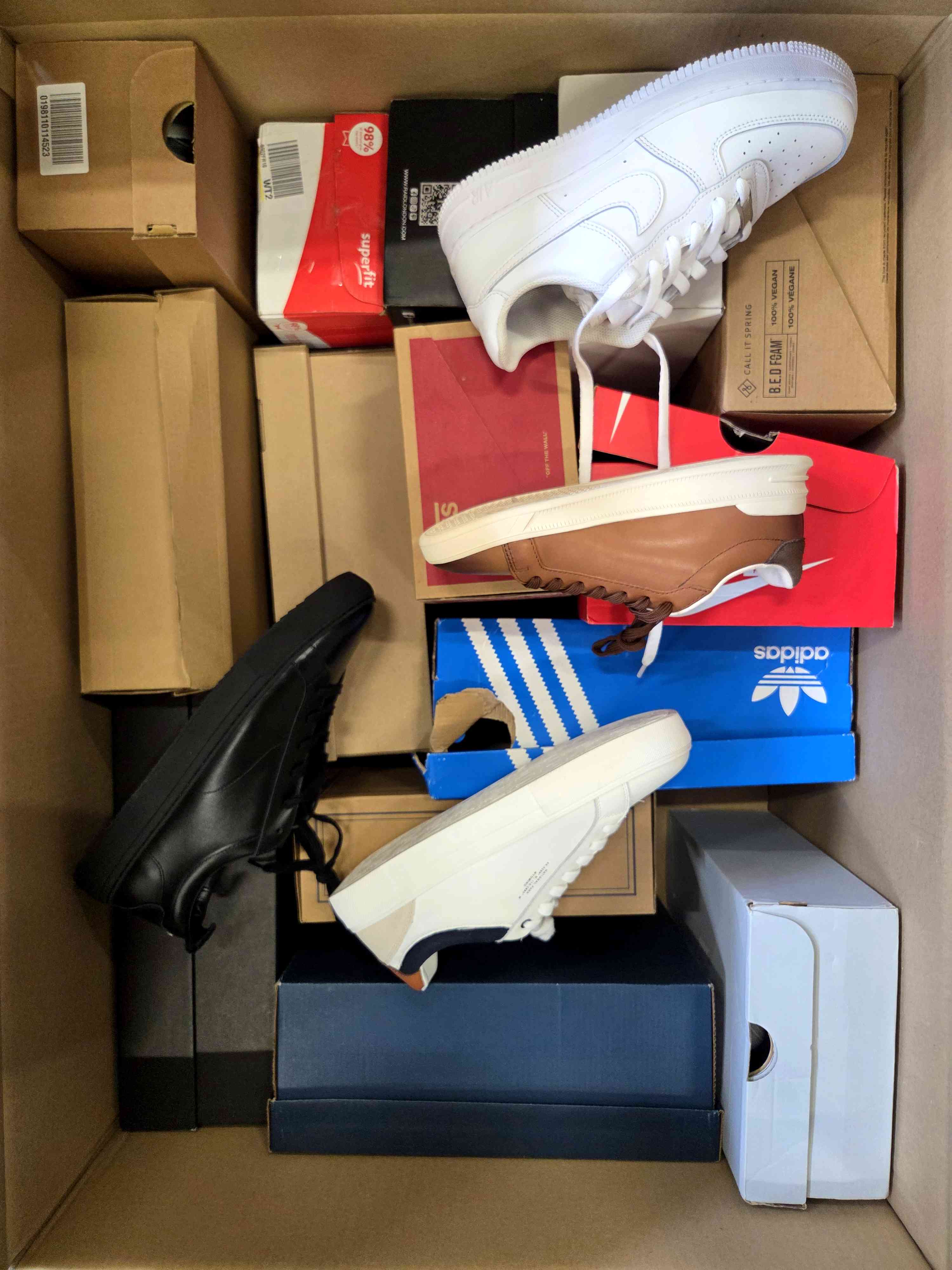 The photo shows a package with footwear in the category CS.