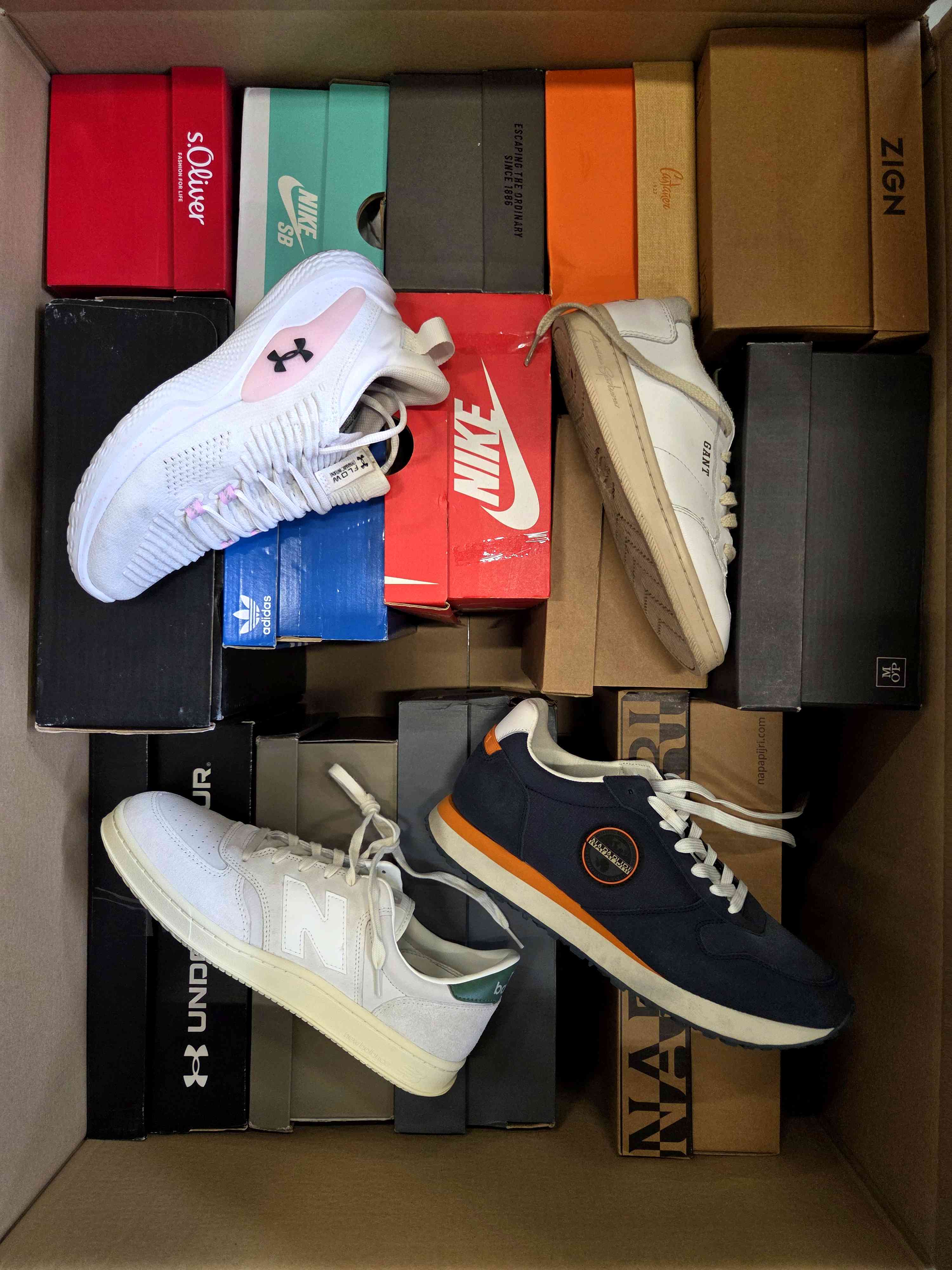 CS3557 3 The photo shows a package with footwear in the category CS.