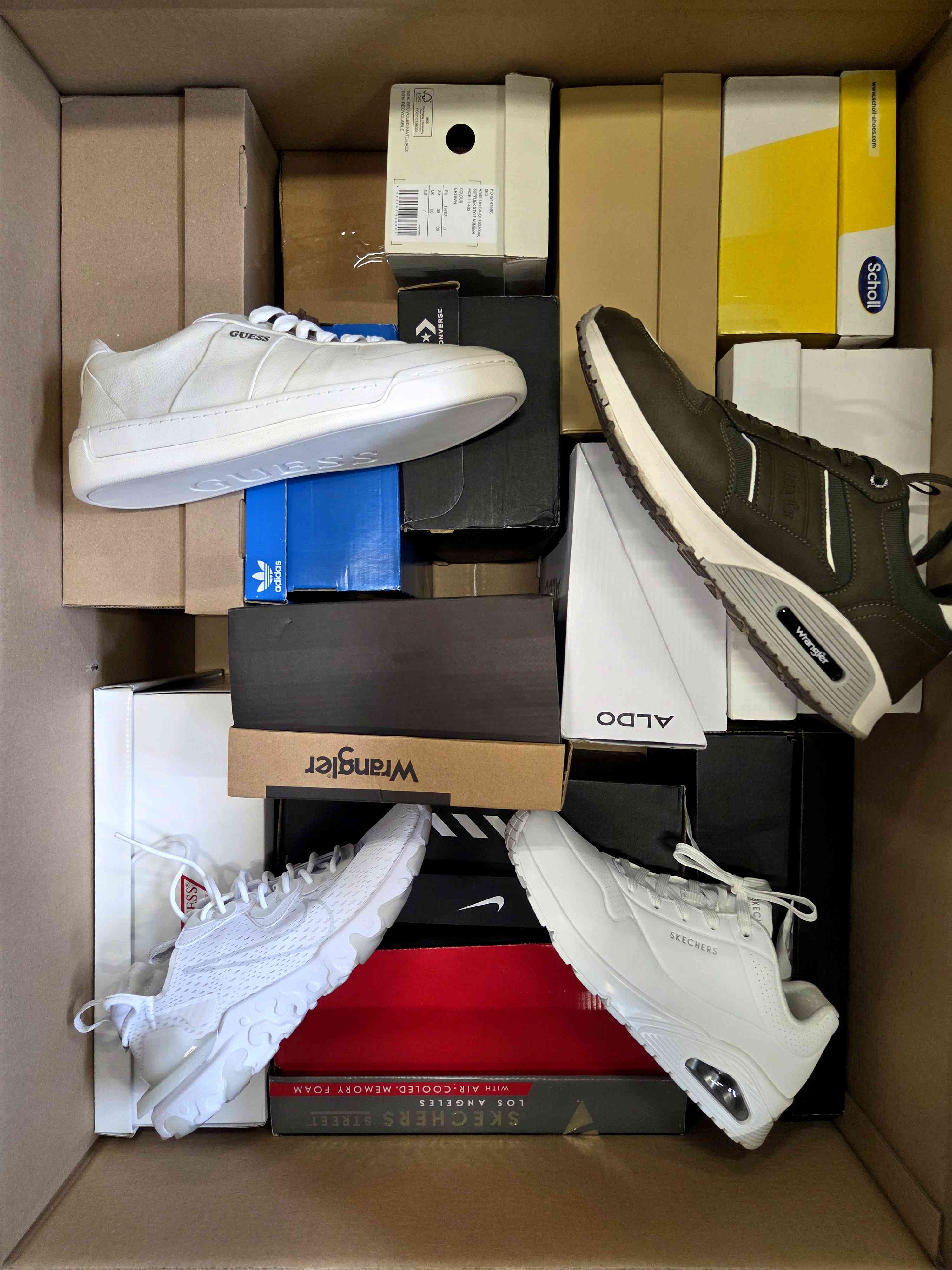 The photo shows a package with footwear in the category CS.